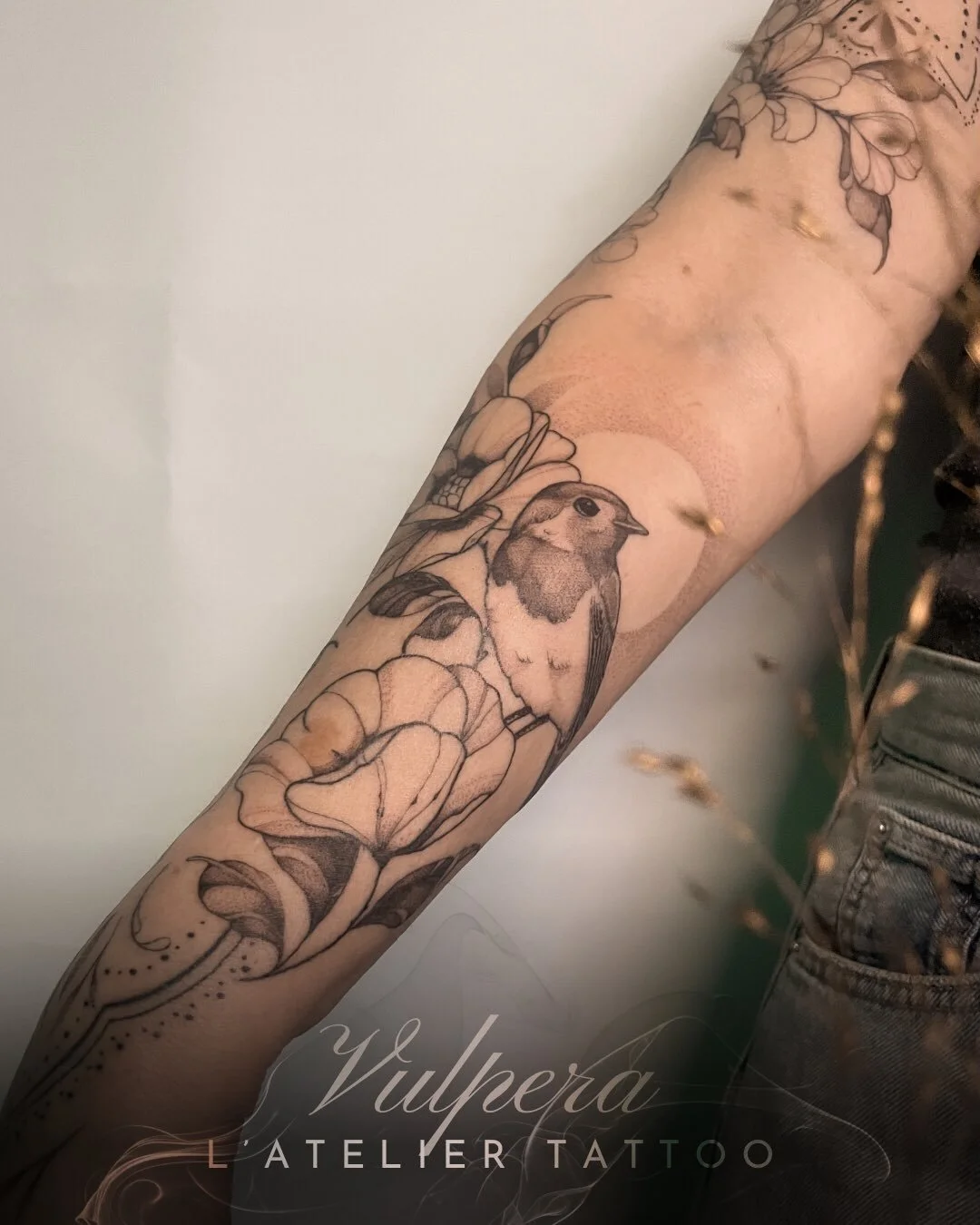 ❖ Oiseaux ❖ 

Projet r&eacute;alis&eacute; par @vulpera_ 

Un ensemble floral et animal pens&eacute; dans la continuit&eacute; du bras. Les oiseaux accompagnent le mouvement, pos&eacute;s avec douceur, tandis que les fleurs viennent soutenir le rythm