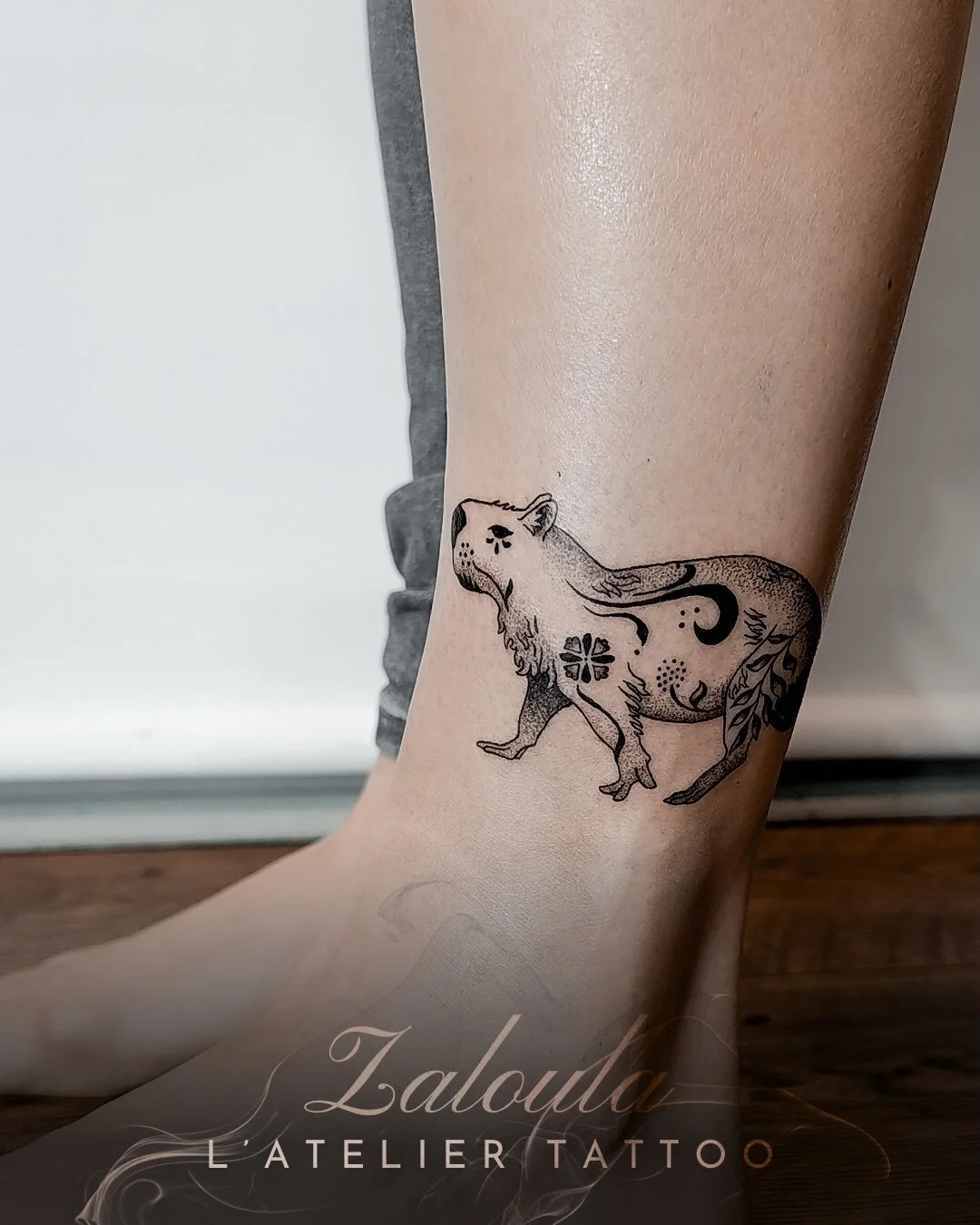 ❖ Capybara ❖ 

Flash r&eacute;alis&eacute; par @zaloula_ 

Un capybara avan&ccedil;ant paisiblement, choisi comme animal totem et port&eacute; ici comme un symbole de lien et de pr&eacute;sence. Une mani&egrave;re douce de rendre hommage &mdash; une 