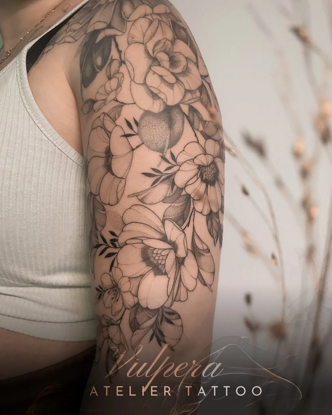 ❖ Floraison ❖ 

🌿 Une composition florale qui &eacute;pouse l&rsquo;&eacute;paule et se prolonge naturellement le long du bras.
P&eacute;tales, feuillages et ombrages l&eacute;gers construisent un ensemble fluide, pens&eacute; pour suivre le mouveme