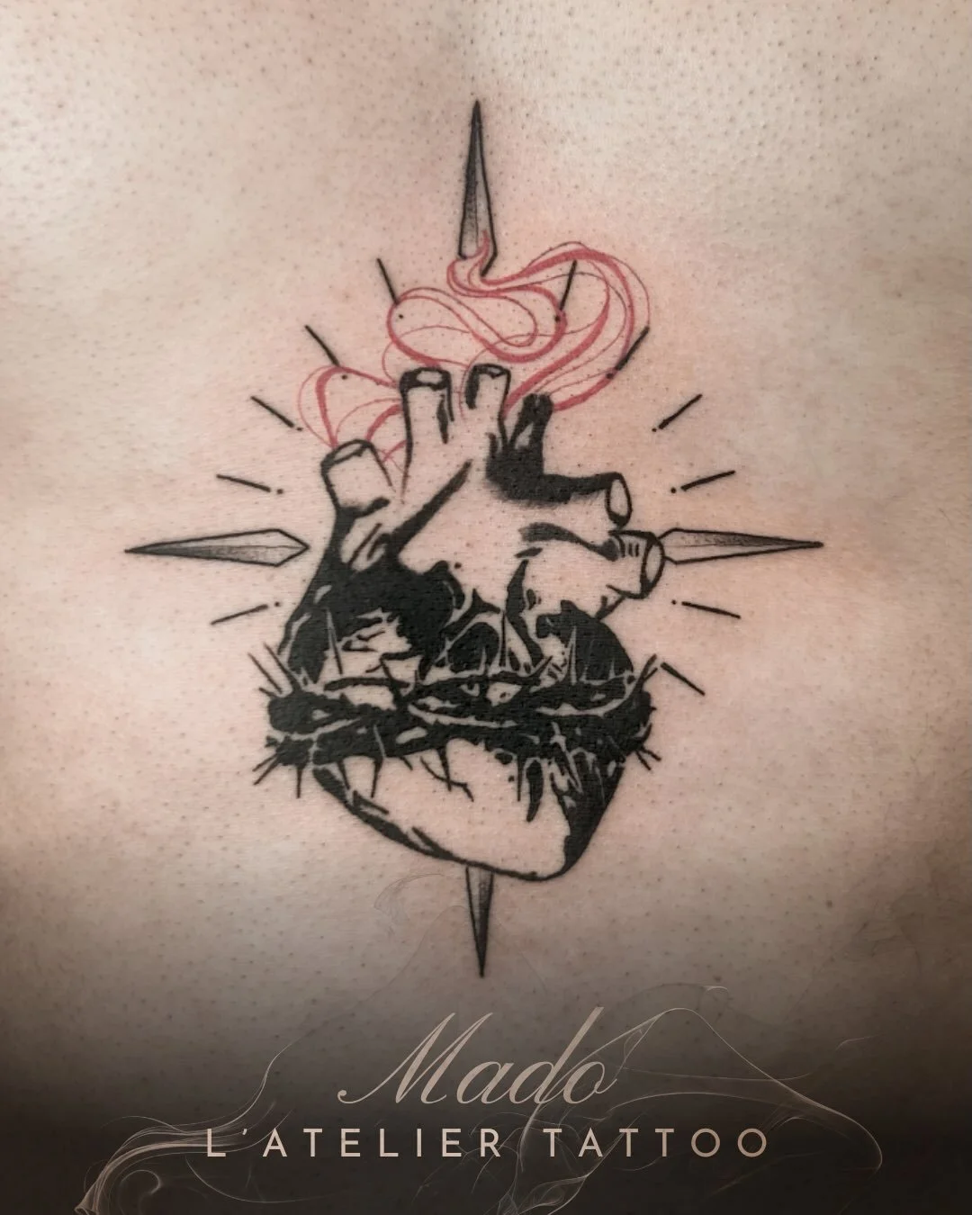 ❖ C&oelig;ur travers&eacute; ❖ 🖤

Un c&oelig;ur anatomique, entre tension et contraste.
Noirs profonds, lignes franches, avec une touche de rouge en mouvement.

Tatouage r&eacute;alis&eacute; par @madonyourskin 

De l&rsquo;id&eacute;e &agrave; la p
