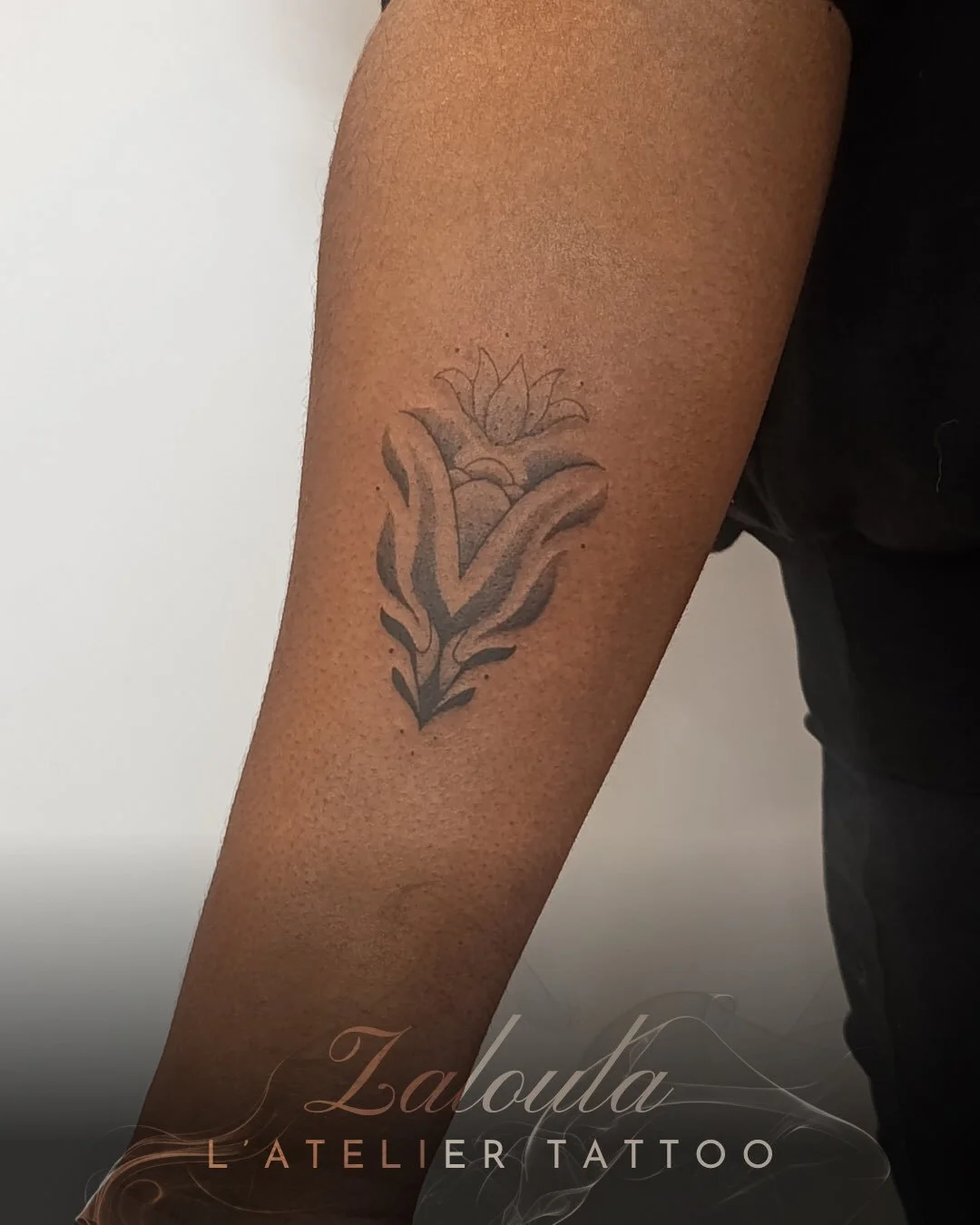 ❖ Floraison int&eacute;rieure ❖ 🌿

Un motif v&eacute;g&eacute;tal tout en douceur, construit en d&eacute;grad&eacute;s et pointillisme.
Une pi&egrave;ce l&eacute;g&egrave;re, pos&eacute;e, qui laisse respirer la peau.

Flash r&eacute;alis&eacute; pa