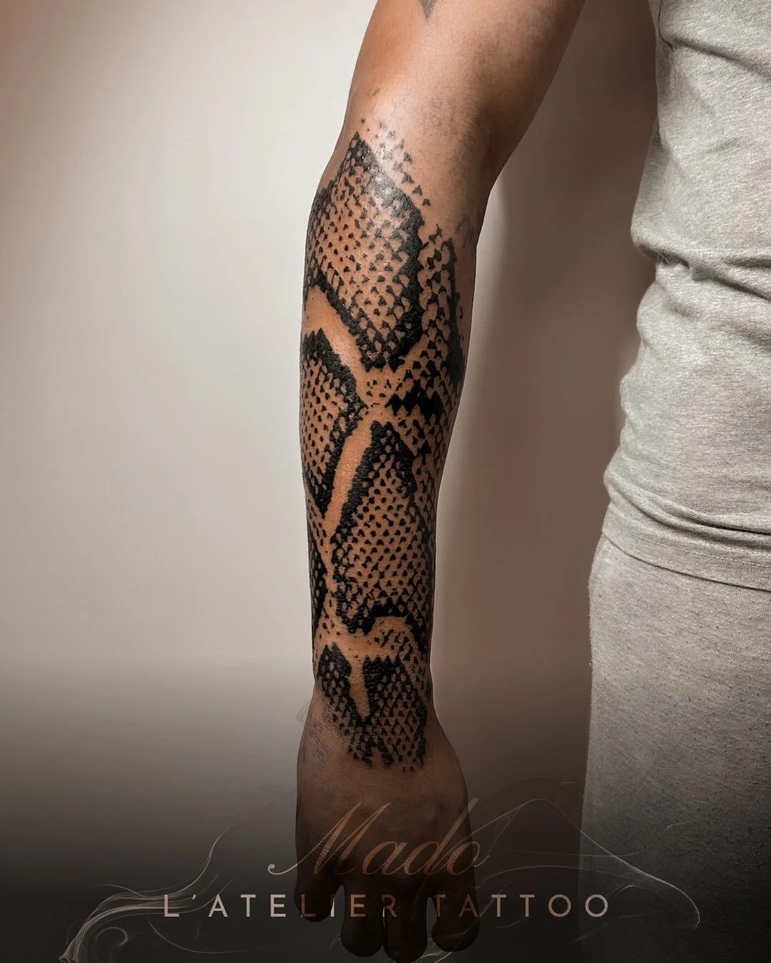 ❖ Snake 🐍 

Tatouage effet peau de serpent en clair-obscur 
R&eacute;alis&eacute; par @madonyourskin 

❖ De l&rsquo;id&eacute;e &agrave; la peau ❖
L&rsquo; @atelier.tattoo 

@probodysupply 
@caenjaimemapeau 

#snaketattoos #lyontattoo #tatouage #sna