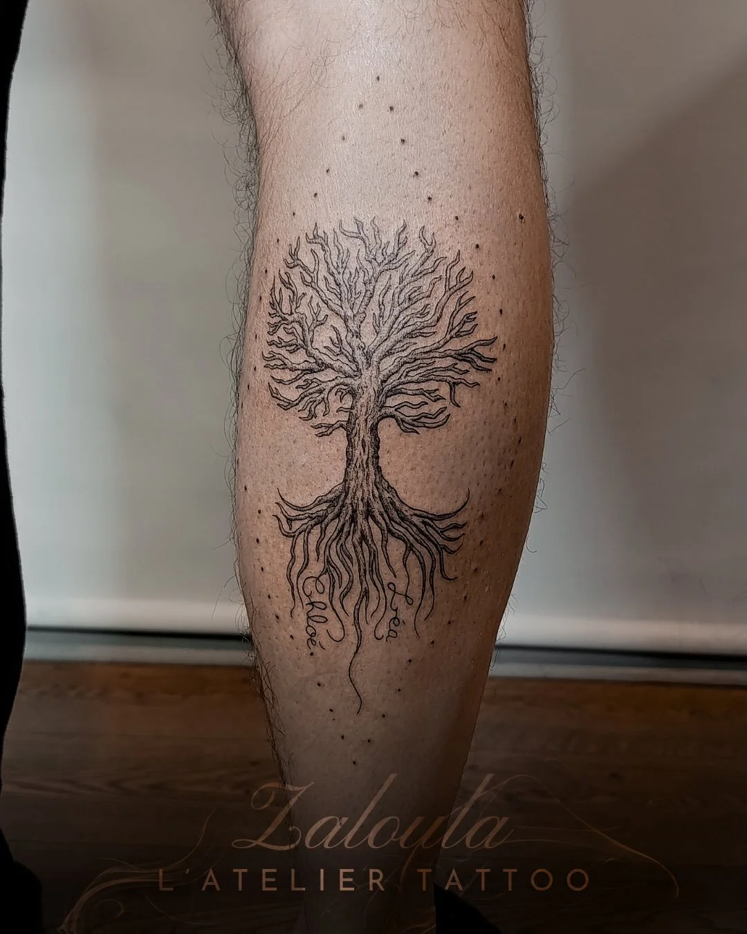 ❖ Arbre de vie ❖
🪴
Une pi&egrave;ce tout en finesse et pr&eacute;cision pens&eacute;e pour s&rsquo;adapter au mollet 

Tatouage r&eacute;alis&eacute; par @zaloula_ 

De l&rsquo;id&eacute;e &agrave; la peau ❖
L&rsquo; @atelier.tattoo 

@caenjaimemape