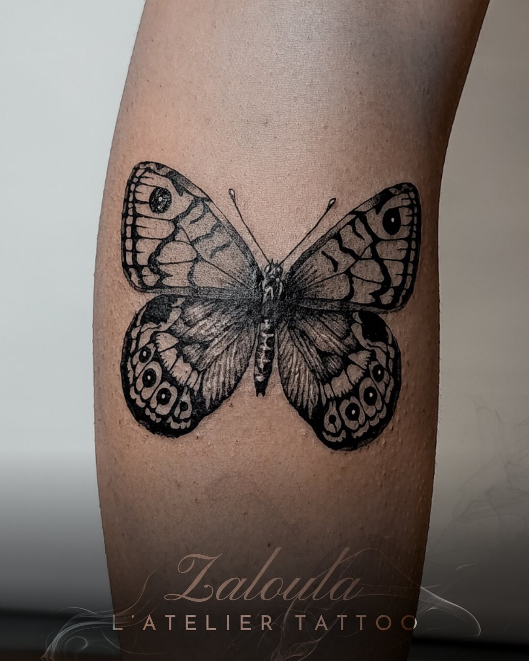 ❖ Butterfly 🦋 

Tatouage semi-r&eacute;aliste r&eacute;alis&eacute; par @zaloula_ 

❖ De l&rsquo;id&eacute;e &agrave; la peau ❖
L&rsquo; @atelier.tattoo 

@probodysupply 
@caenjaimemapeau 

#butterflytattoo #papillontattoo #lyontattoo #tatouagereali