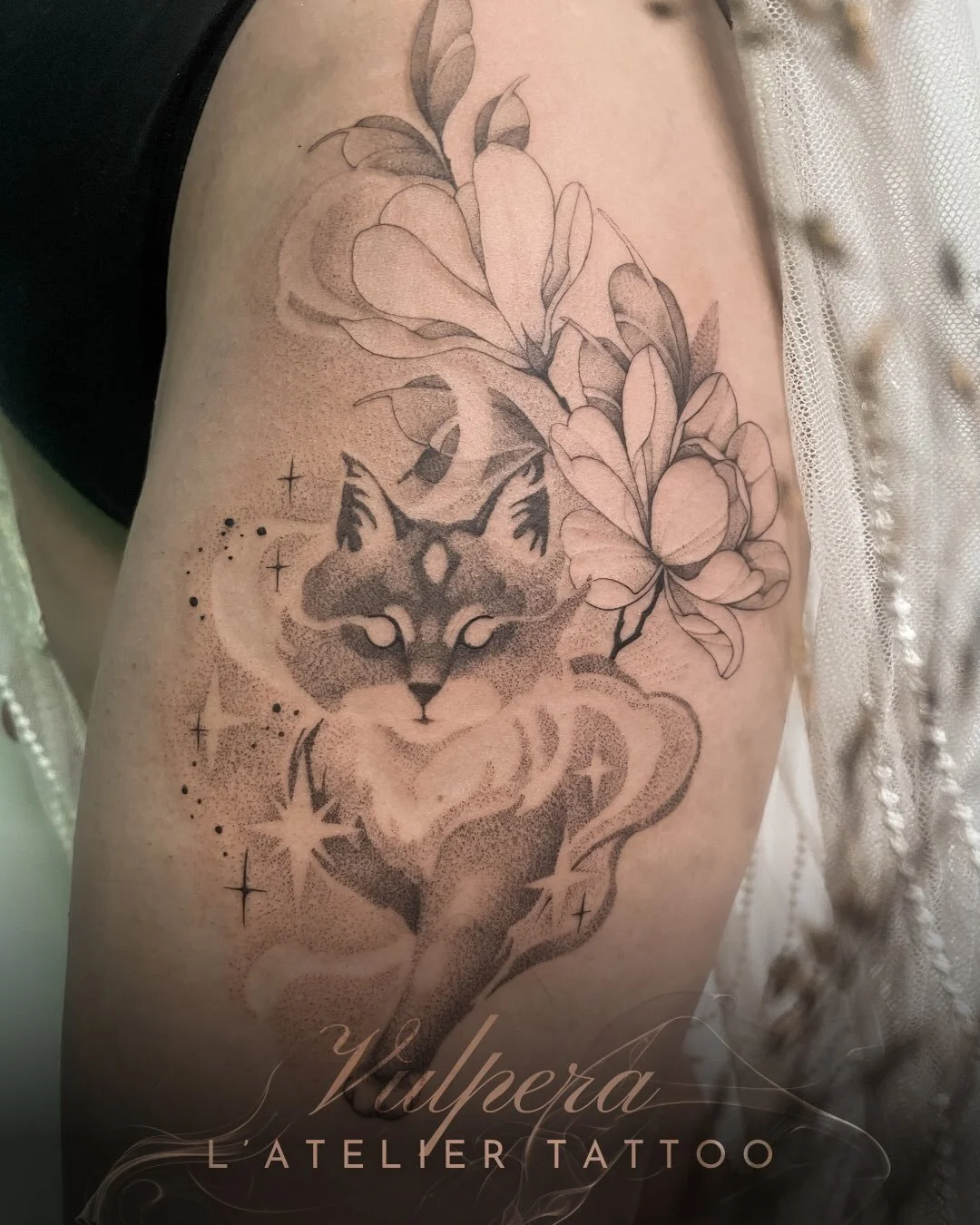 ❖ SPIRIT CAT ❖

🌙 Tatouage en dotwork r&eacute;alis&eacute; avec une touche de magie par @vulpera_ 

❖ De l&rsquo;id&eacute;e &agrave; la peau l&rsquo; @atelier.tattoo 

@caenjaimemapeau 
@probodysupply 

#dotworktattoos #cattattoos #magicaltattoo #