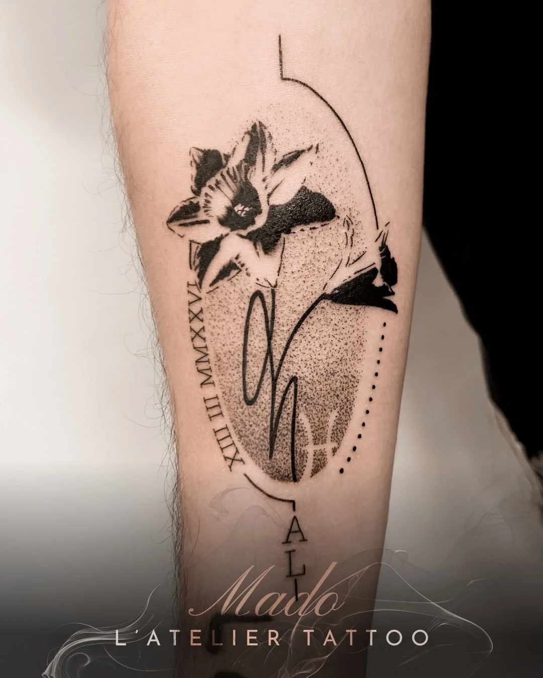 ❖ Graphique jonquilles 🌼 

Tatouage m&ecirc;lant formes graphiques et fleurs en clair-obscur r&eacute;alis&eacute; par @madonyourskin 

❖ De l&rsquo;id&eacute;e &agrave; la peau ❖
L&rsquo; @atelier.tattoo 

@caenjaimemapeau 
@probodysupply 

#floral