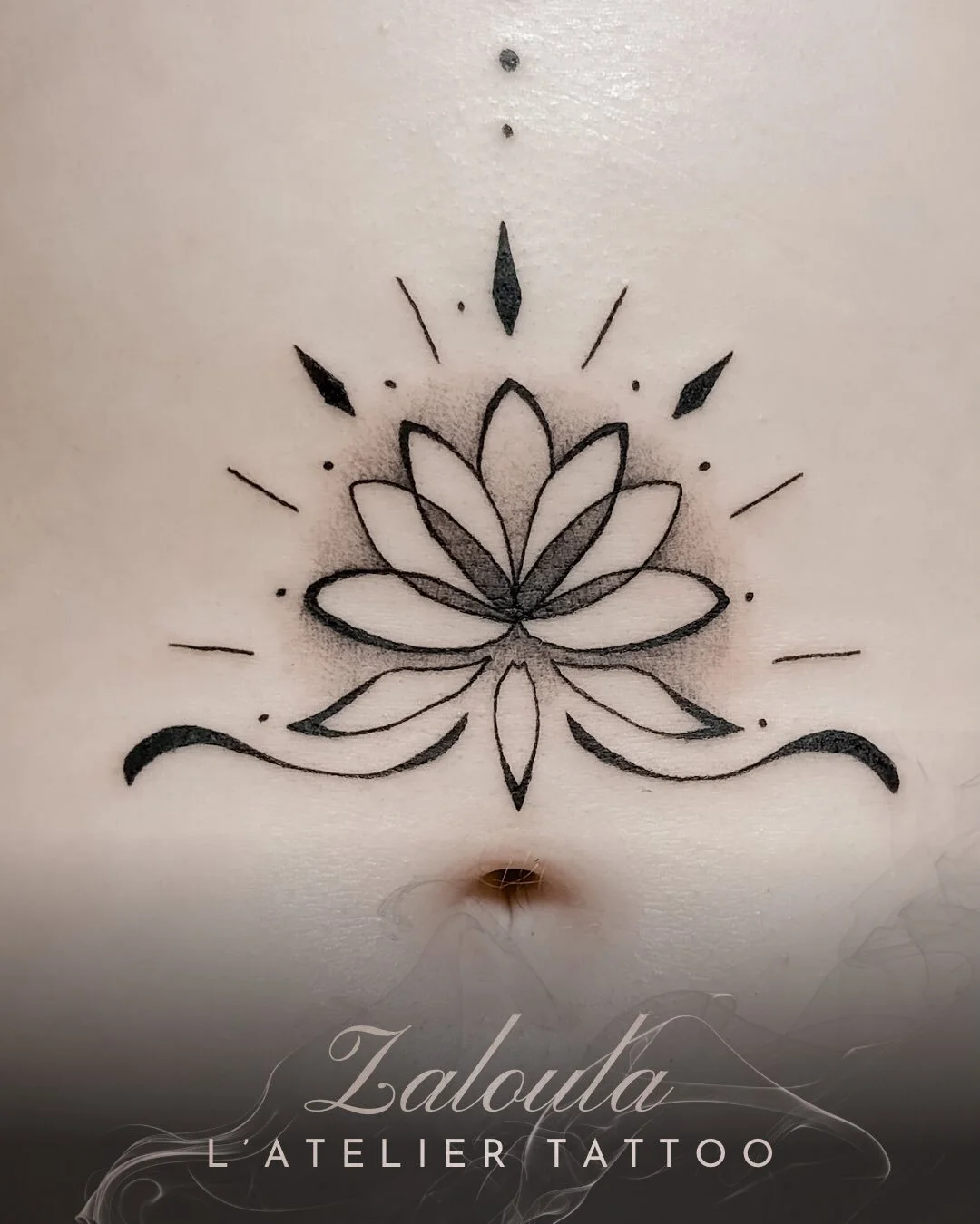 ❖ Lotus 🪷 

Flash dans un esprit art nouveau r&eacute;alis&eacute; par @zaloula_ 

❖ De l&rsquo;id&eacute;e &agrave; la peau❖
L&rsquo; @atelier.tattoo 

@caenjaimemapeau 
@probodysupply 
@zaloula_ 

#flashtattoos #artnouveautattoo #ornementaltattoo 