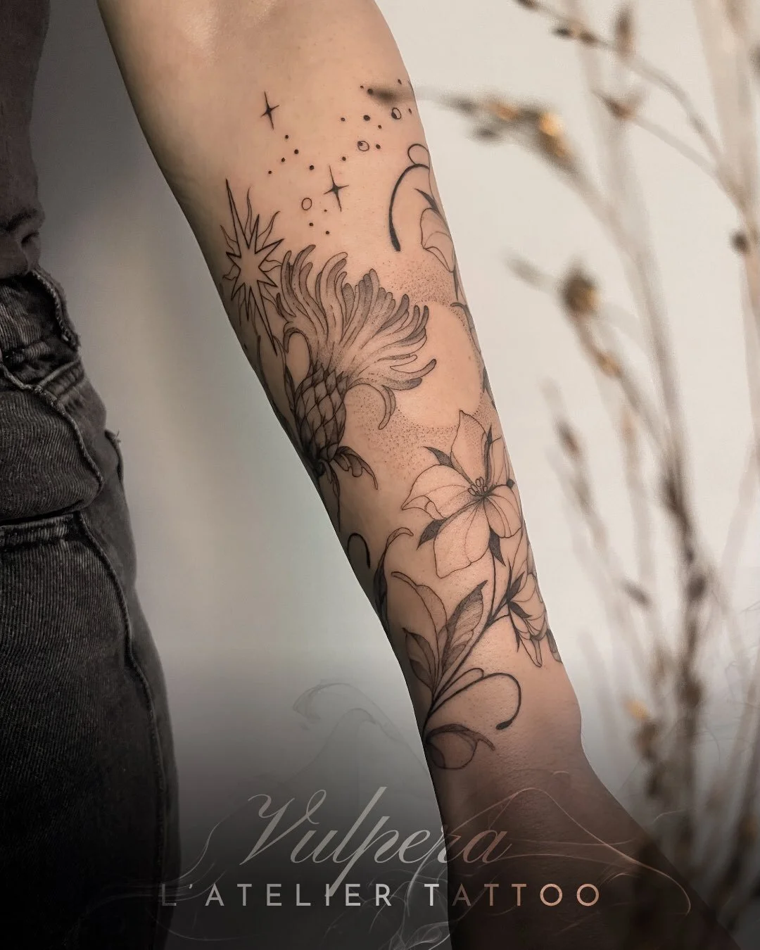 Composition florale r&eacute;alis&eacute;e par @vulpera_ 

@caenjaimemapeau 
@probodysupply 

#floraltattoos #finelinetattoo #lyontattoo