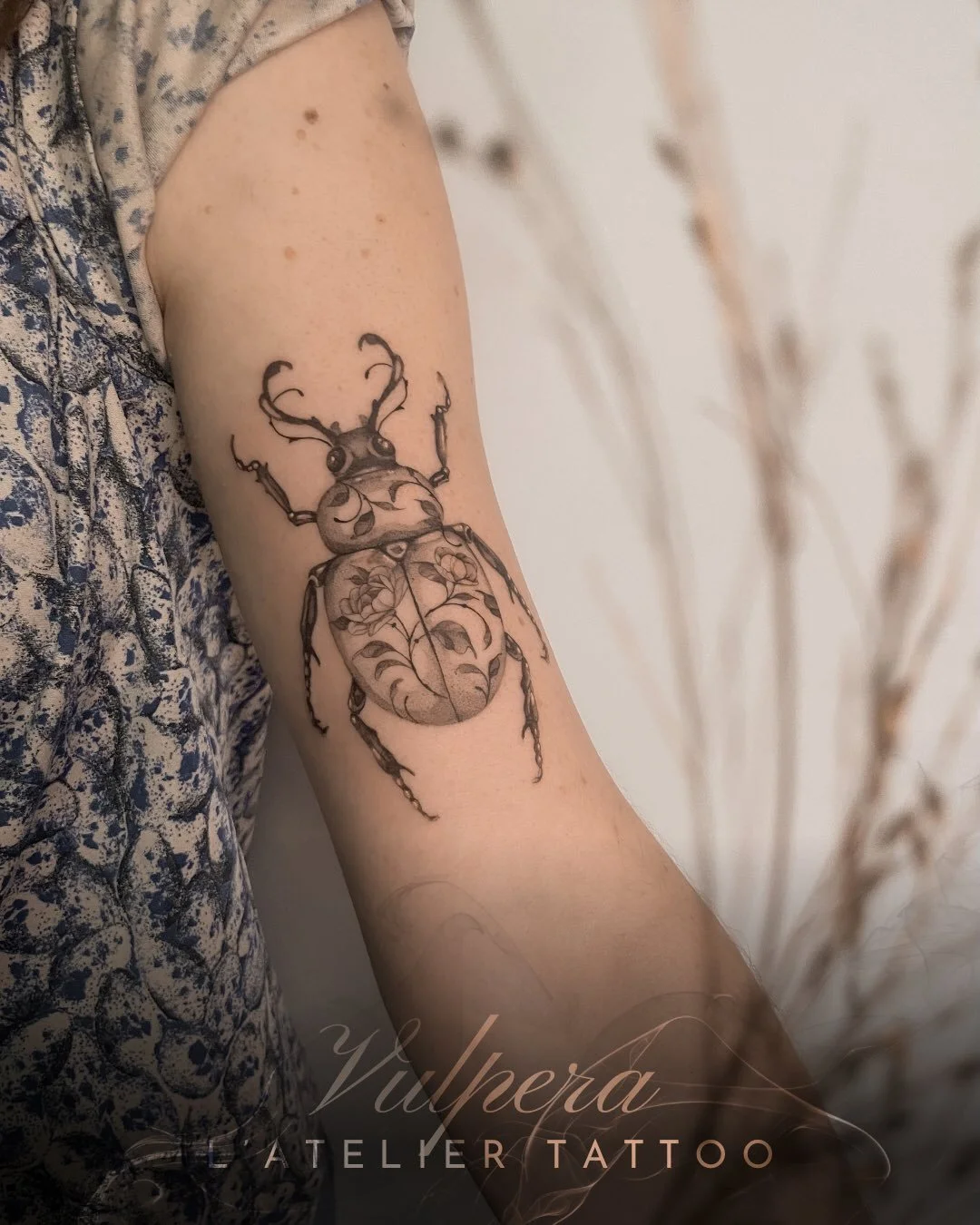Scarab&eacute;e effet porcelaine tout en finesse r&eacute;alis&eacute; par @vulpera_ 

De l&rsquo;id&eacute;e &agrave; la peau l&rsquo; @atelier.tattoo 

@probodysupply 
@caenjaimemapeau 

#beetletattoo #flowertattoos #finelinetattoo #lyontattoo