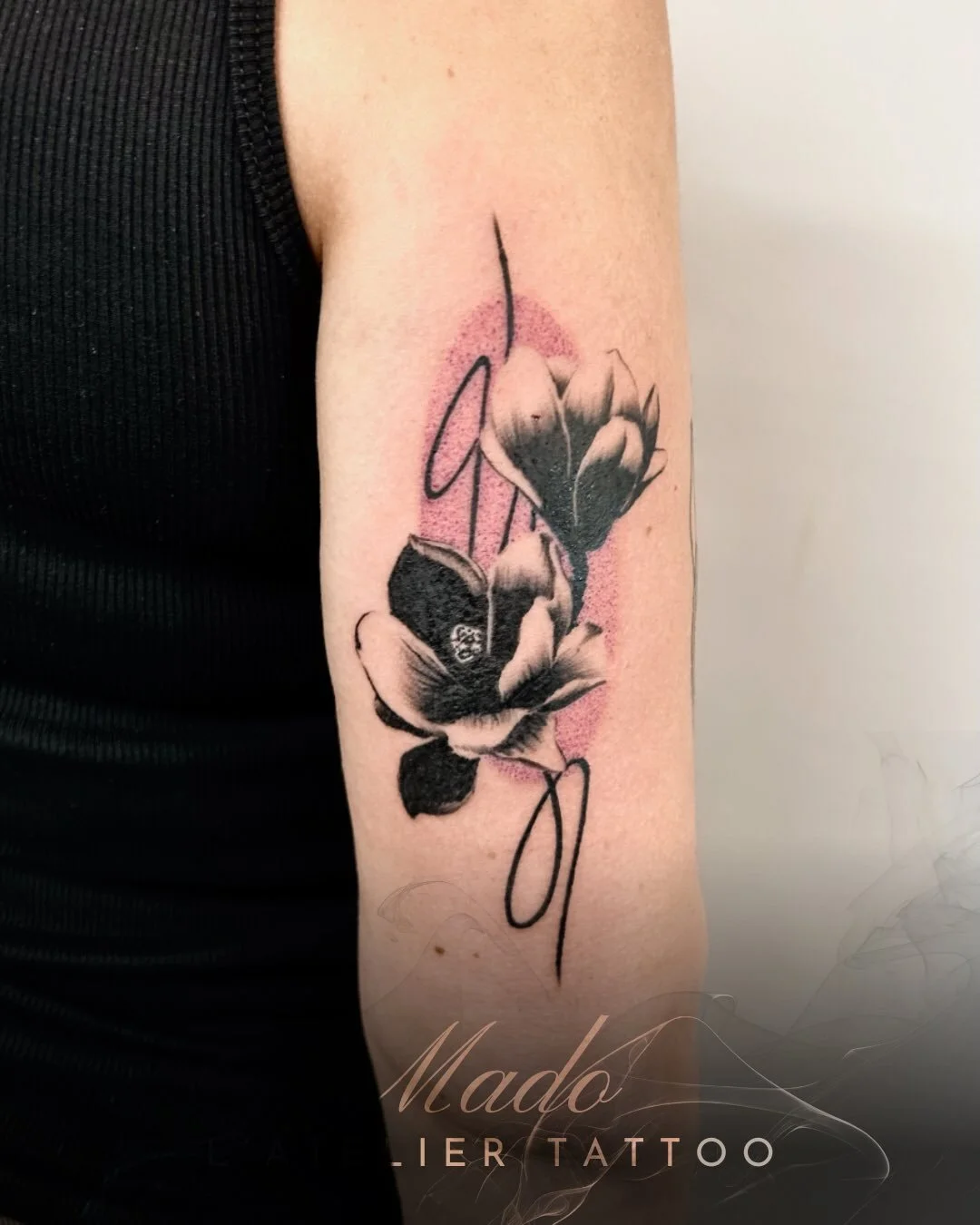 Flash magnolia en clair-obscur r&eacute;alis&eacute; par @madonyourskin 

De l&rsquo;id&eacute;e &agrave; la peau l&rsquo; @atelier.tattoo 

@probodysupply 
@caenjaimemapeau 

#flowertattoos #colortattoo #graphictattoos #lyontattoo