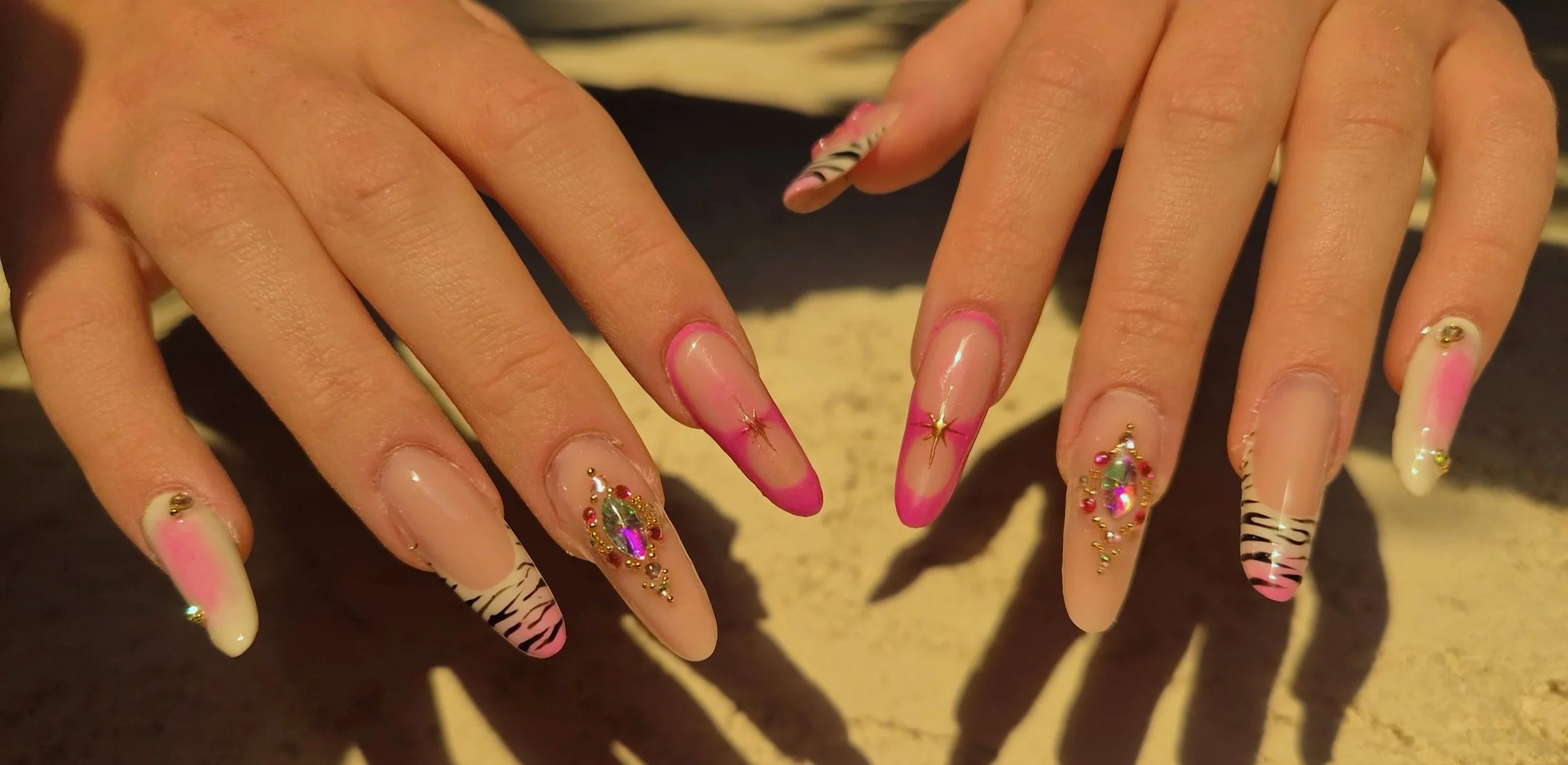 nail art avec rallongement en pop it. Rose, nude et tigre