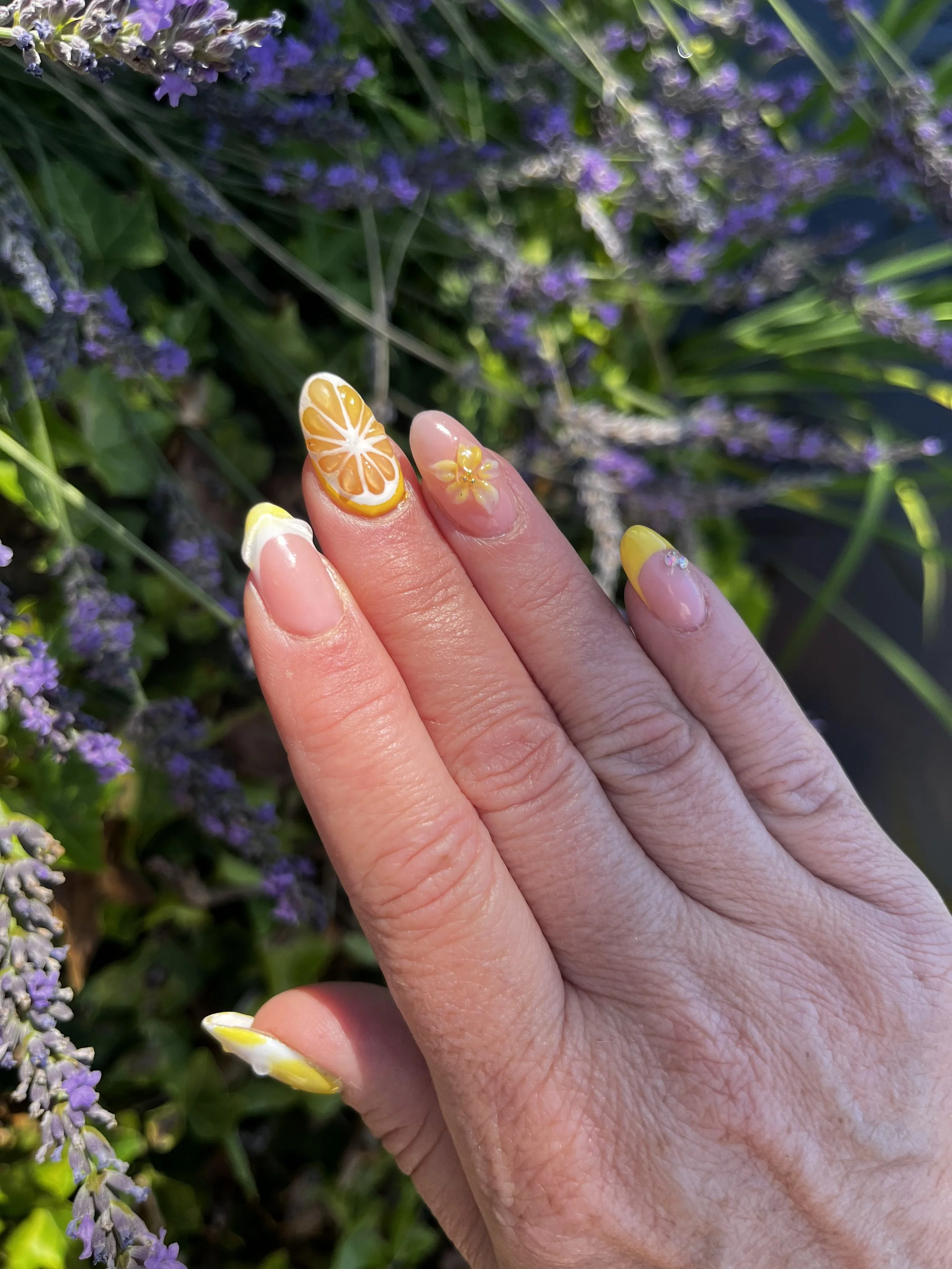 nail art fruité jaune avec strass