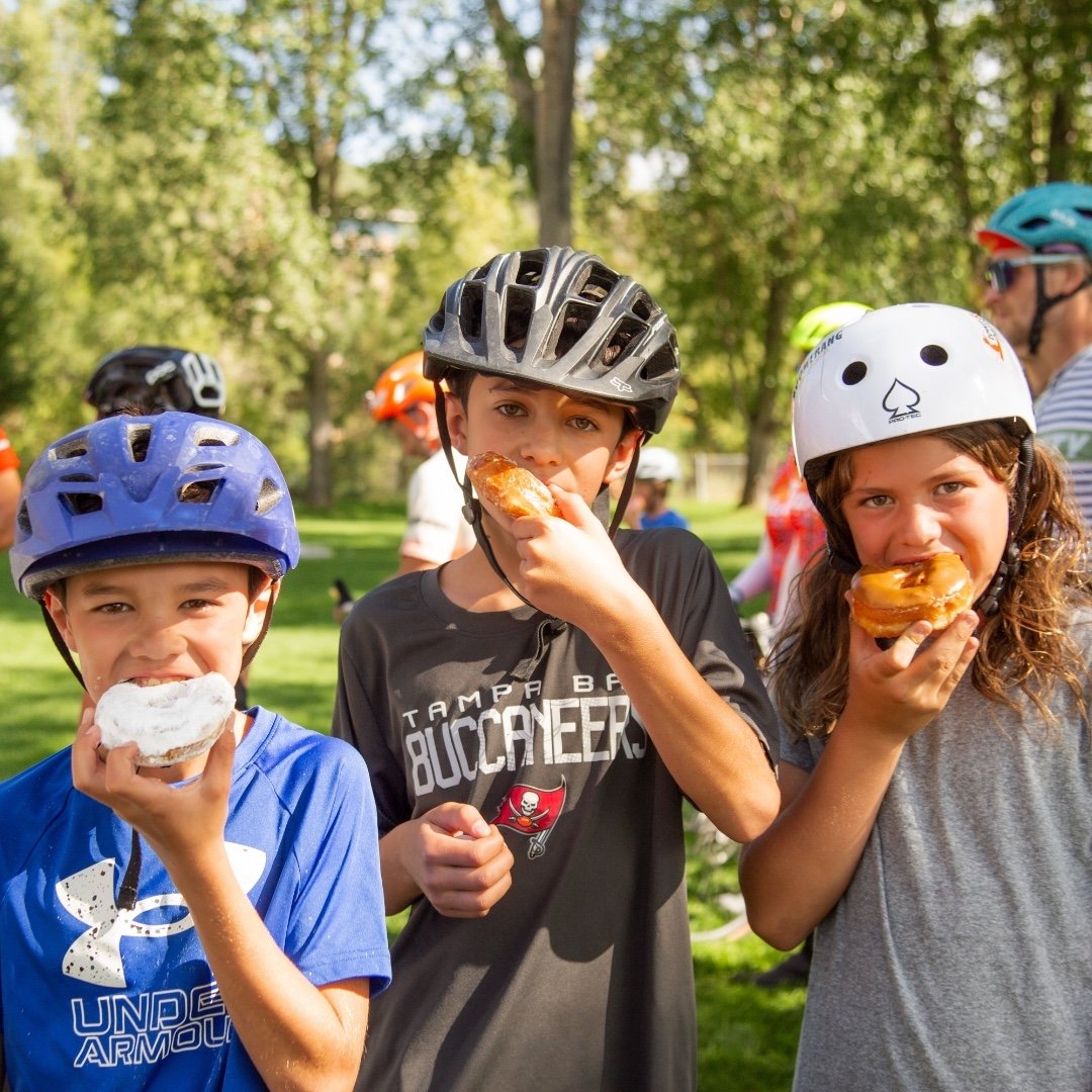 Who's got a 3 day weekend or spring break coming up? Just a PSA to create  smiles and get a few miles in with your little pedal partners. Anyone going some place fun? Let's feel some FOMO.

📸 @lindagurrettephoto 

#sbtgrvl #morekidsonbikes