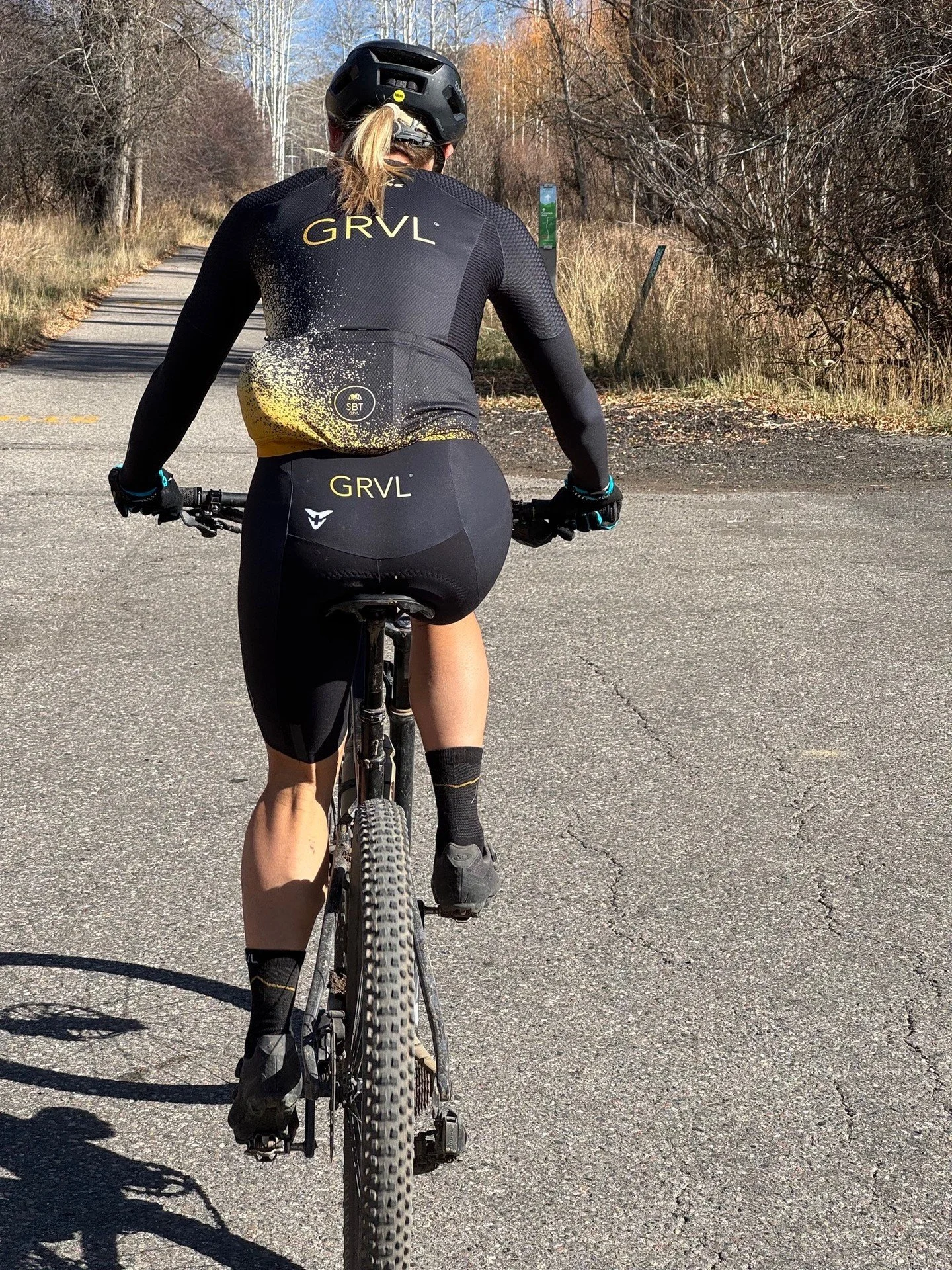 Good news, friends: now you can look this good on your rides, too 😉
The @cuoreofswiss SBT GRVL p/b Wahoo kit is now for sale on Cuore's website. Hurry; pre-order closes December 21st. 

🔗 Head to the link in our bio to shop this year's kit now!