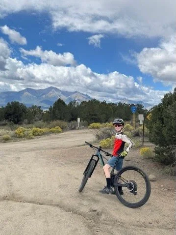 Class of 2026 🤝 We&rsquo;re back with three more of our Junior Scholarship recipients.

Some are chasing podiums and aiming for the stars, while others are gearing up for their first-ever gravel race right here in Steamboat, but every one of these y
