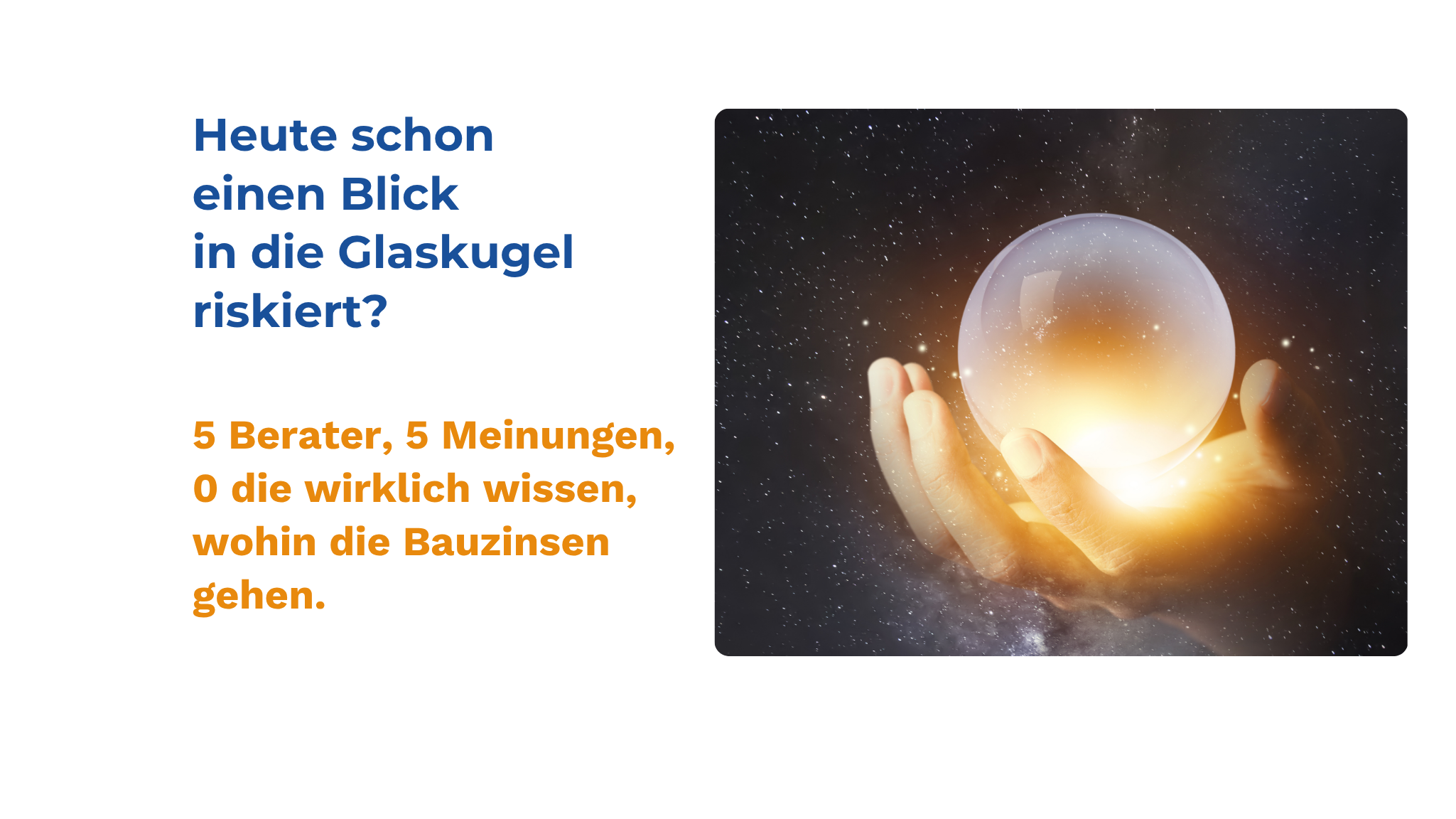 Hand hält eine leuchtende Glaskugel vor Sternenhimmel als Sinnbild für die Unvorhersehbarkeit der Bauzinsen