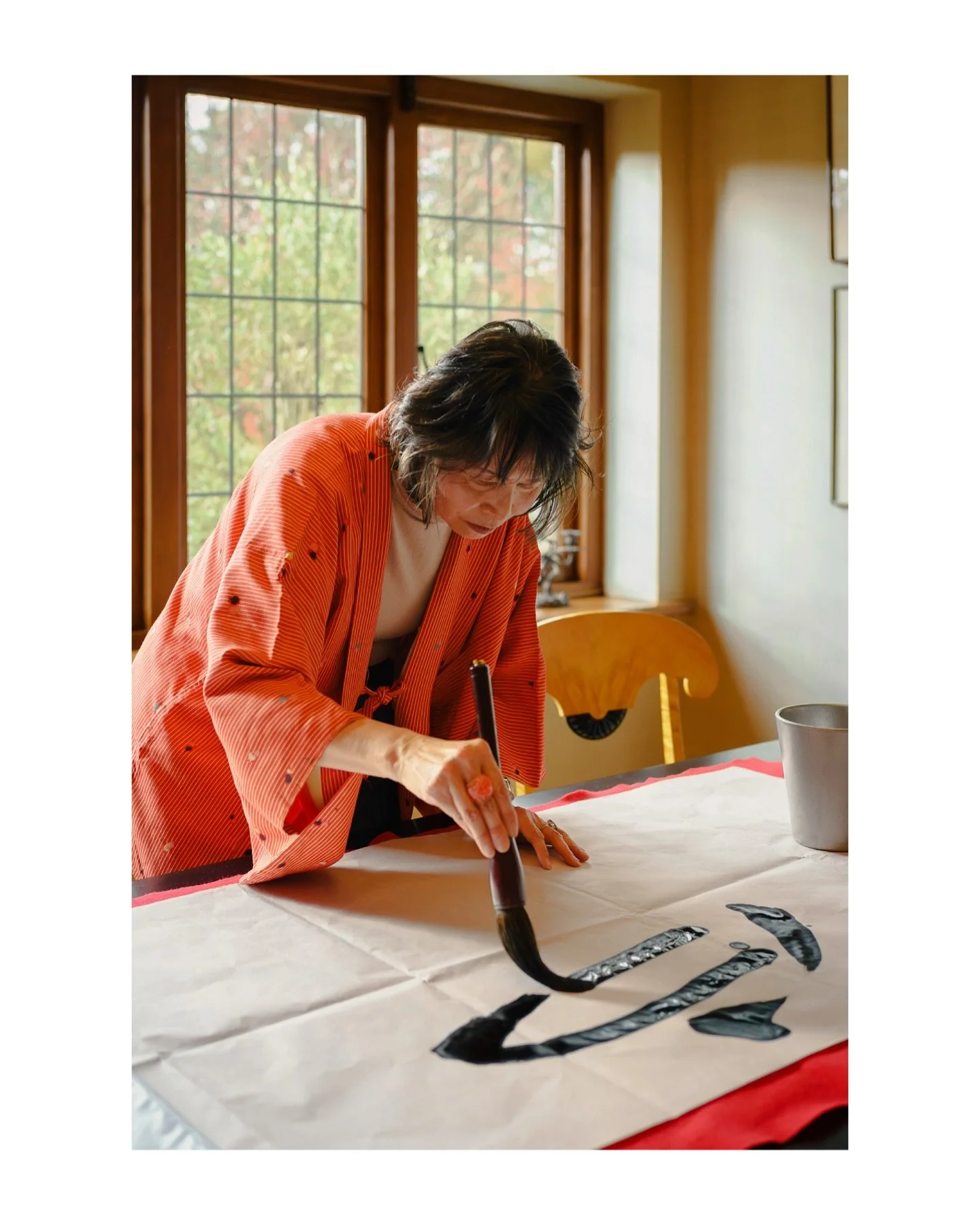 This weekend I was reacquainted with a slice of Japanese culture. I joined @hinoki.forestbathing.lisa for a Shodo workshop with Master Akemi Kauffmann. 

As a total beginner to this art form but well versed in the ways the Japanese commit to what the