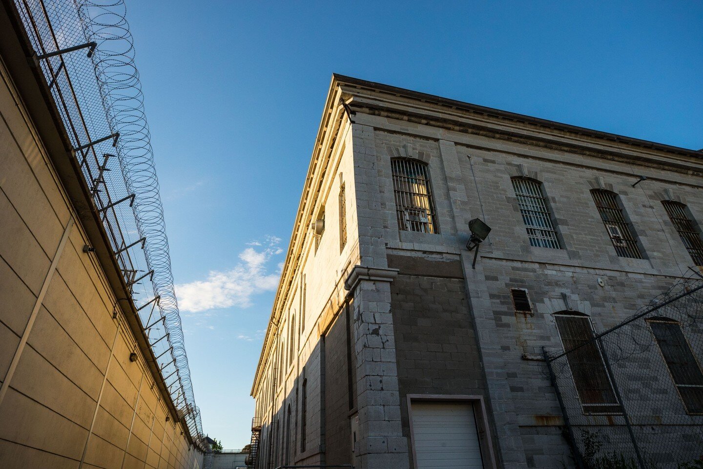 Ever wanted to go behind the scenes of Canada&rsquo;s oldest and most notorious maximum-security prison? 🗝️ Enjoy this unique experience during your next stay with us in Kingston with 2 tickets to the @kingstonpentour&rsquo;s!

The immersive guided 