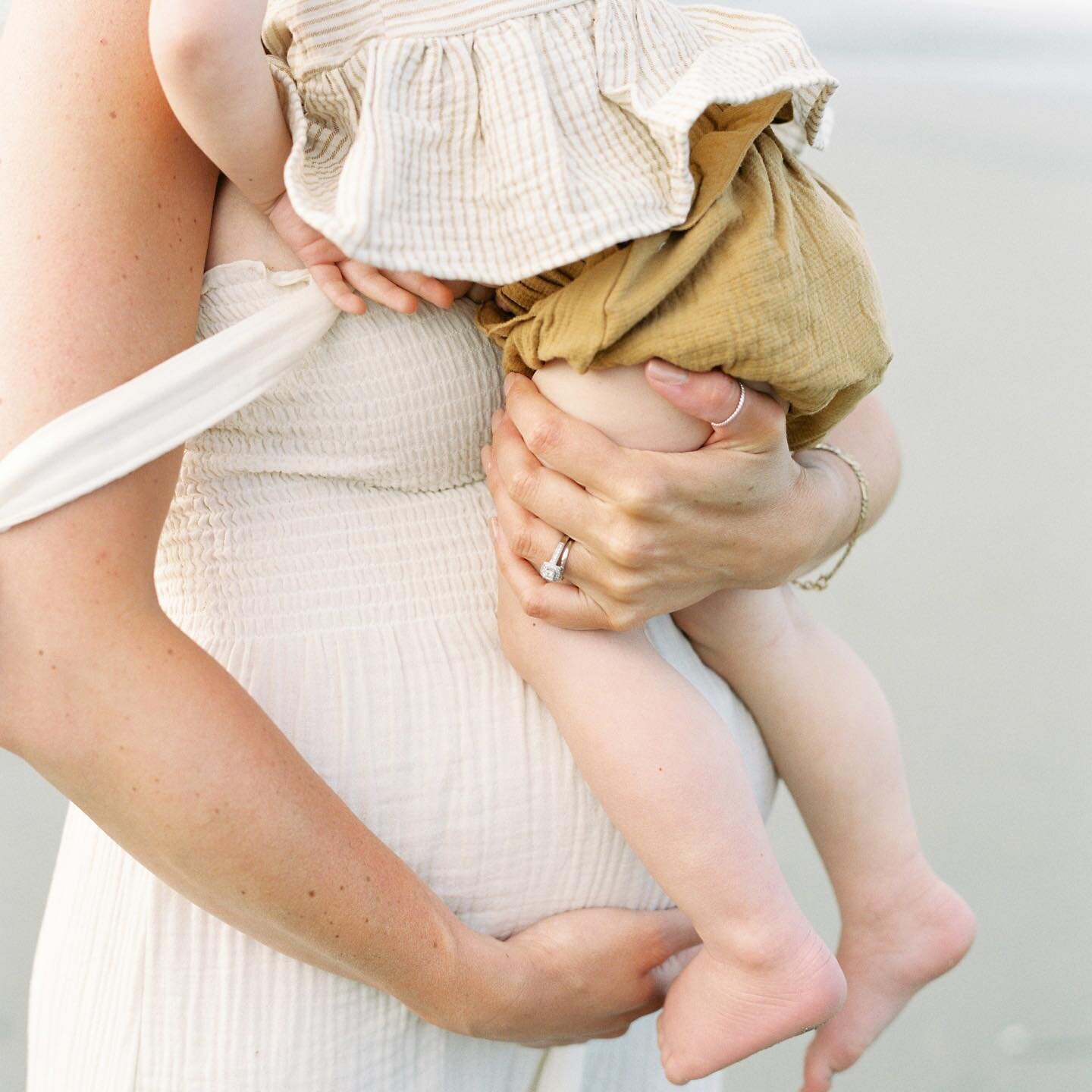 Last time I saw this gorgeous family, it was on the shores of Tofino. Tonight, i was lucky enough to have them in front of my camera again. We got salty and sandy (again) but this time it was on Sayulita beach. This time, their little baby girl who w