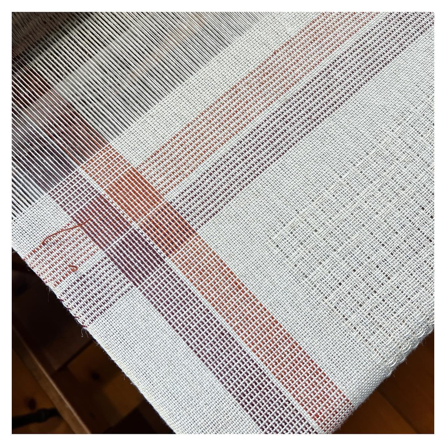 Autumnal colors and huck lace with organic cotton and linen. 🍂🍁
.
.
.
.
#organic #sustainabletextiles #handwoven #handwoventextiles #kitchentowel #handtowel #handmade #finecraft #shopsmall #texture #autumn #linen #linenlove #organiccotton