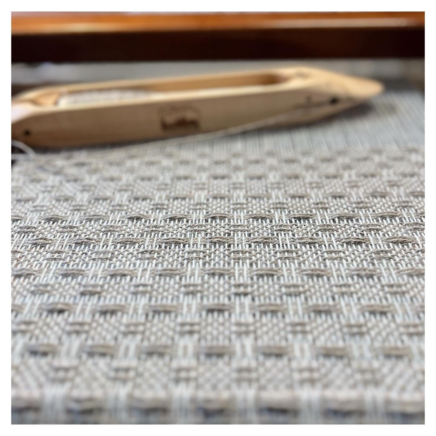 What&rsquo;s a holiday sale push without squeezing in last minute projects?  There&rsquo;s time right?!

#scarves #alpaca #alpacascarf #hucklace #cozy #hyggee #sosoft #warmandcozy #handwoven #weaver #makersgonnamake #shopsmall #handwovenscarf