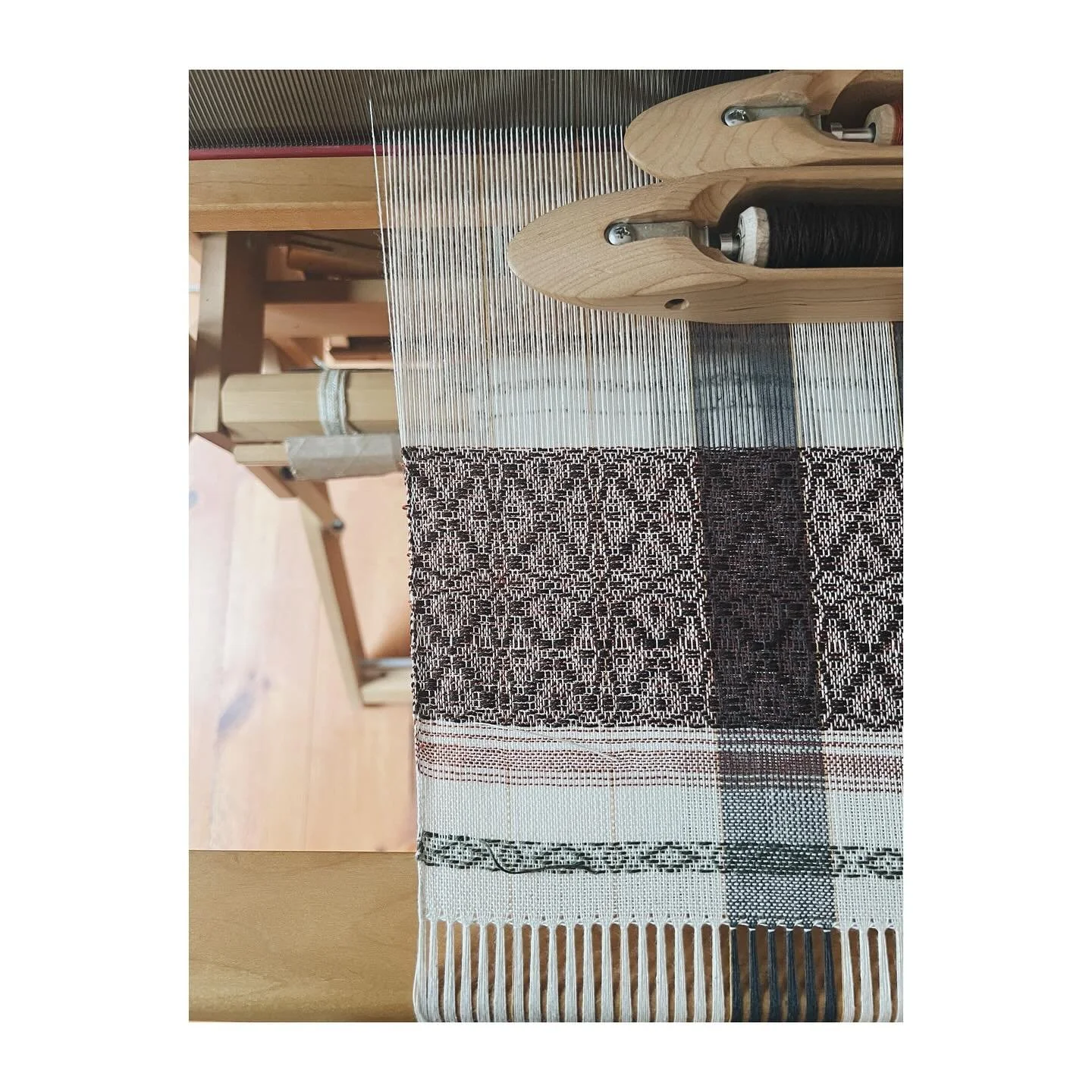 Scarf beginnings. It&rsquo;s dreary and misty, but not super cold today. Perfect weather for a cotton/linen blend to keep the chill out. 
.
.
.
#handwoven #scarf #handmade #yourlocalweaver #naturalfibers #sustainable #finecraft