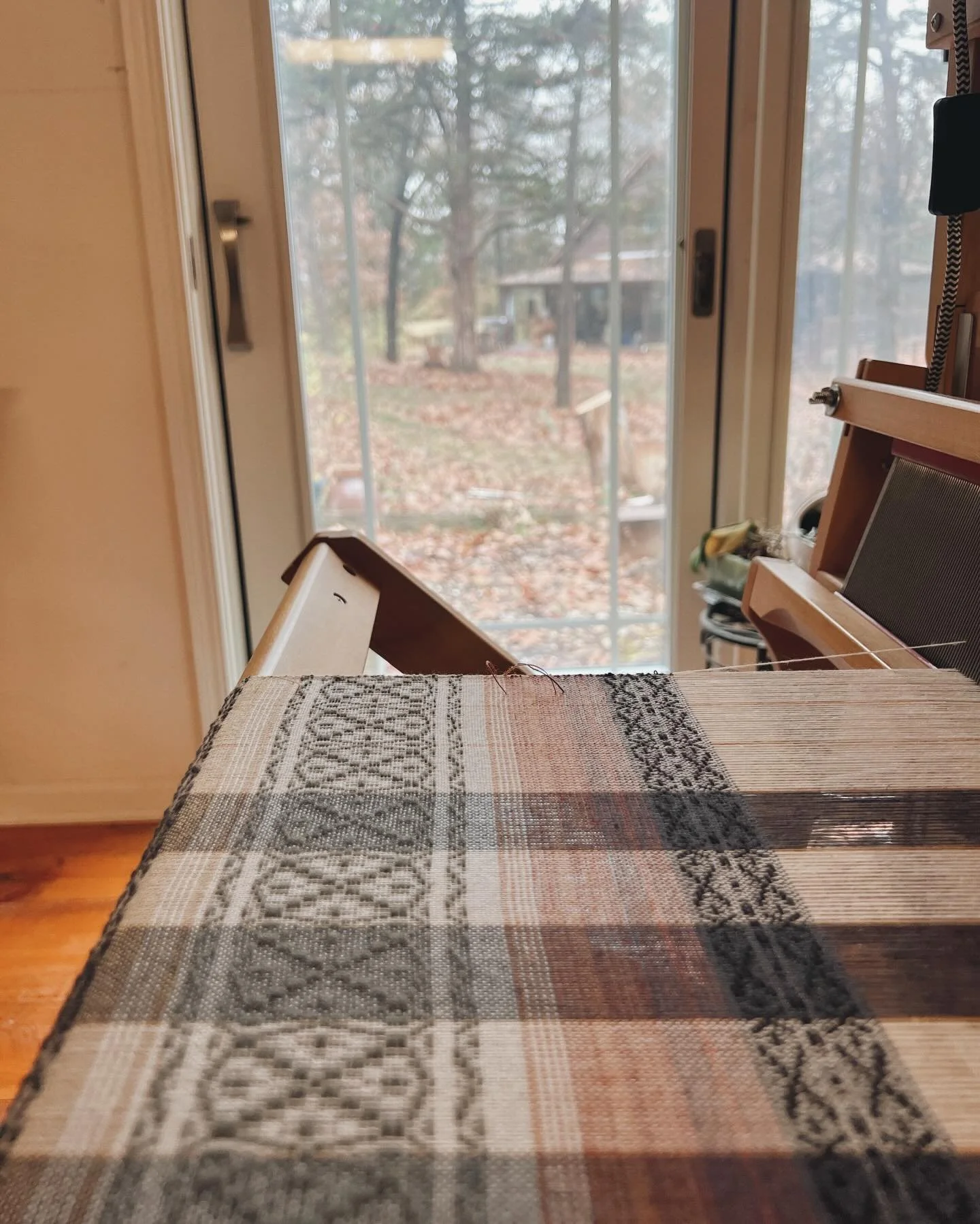 Somehow outside almost always ends up on the looms. 
.
.
.
#autumn #leaves #ontheloom #handwoven #scarf #naturalfibers