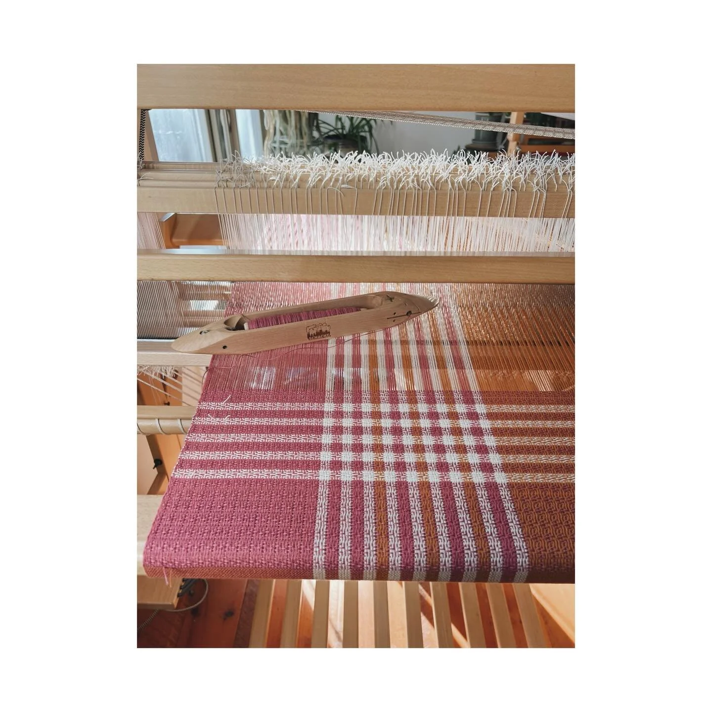 Favorite draft with bright color. Where the white stripes converge will look like little bursts 💥 
.
.
#handwoven #handtowel #kitchencloth #everydayart #sustainablehome