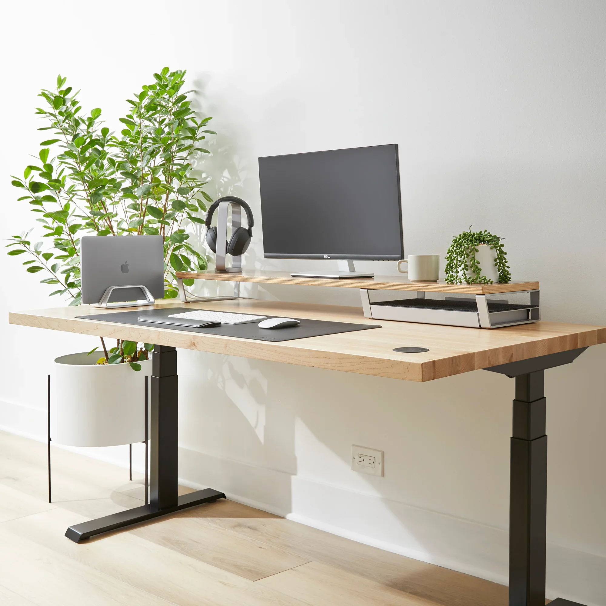 ecomm_0003_HC_MAPLE_Desk_3-4_Sitting_BLK.webp