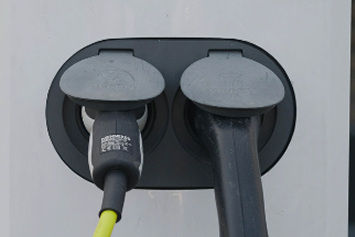 Elektrische oplaadpunten met een laadsnoer en een kabel aangesloten