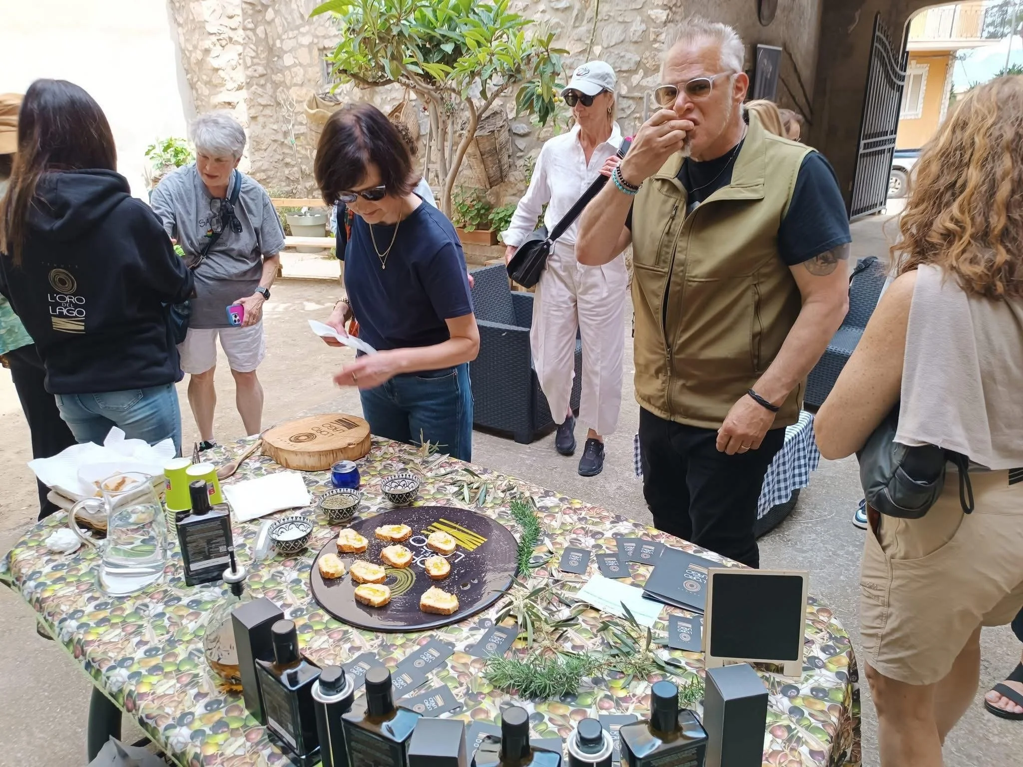 Tasting the delicious Extra Virgin Olive Oil from L'orro del Lago 