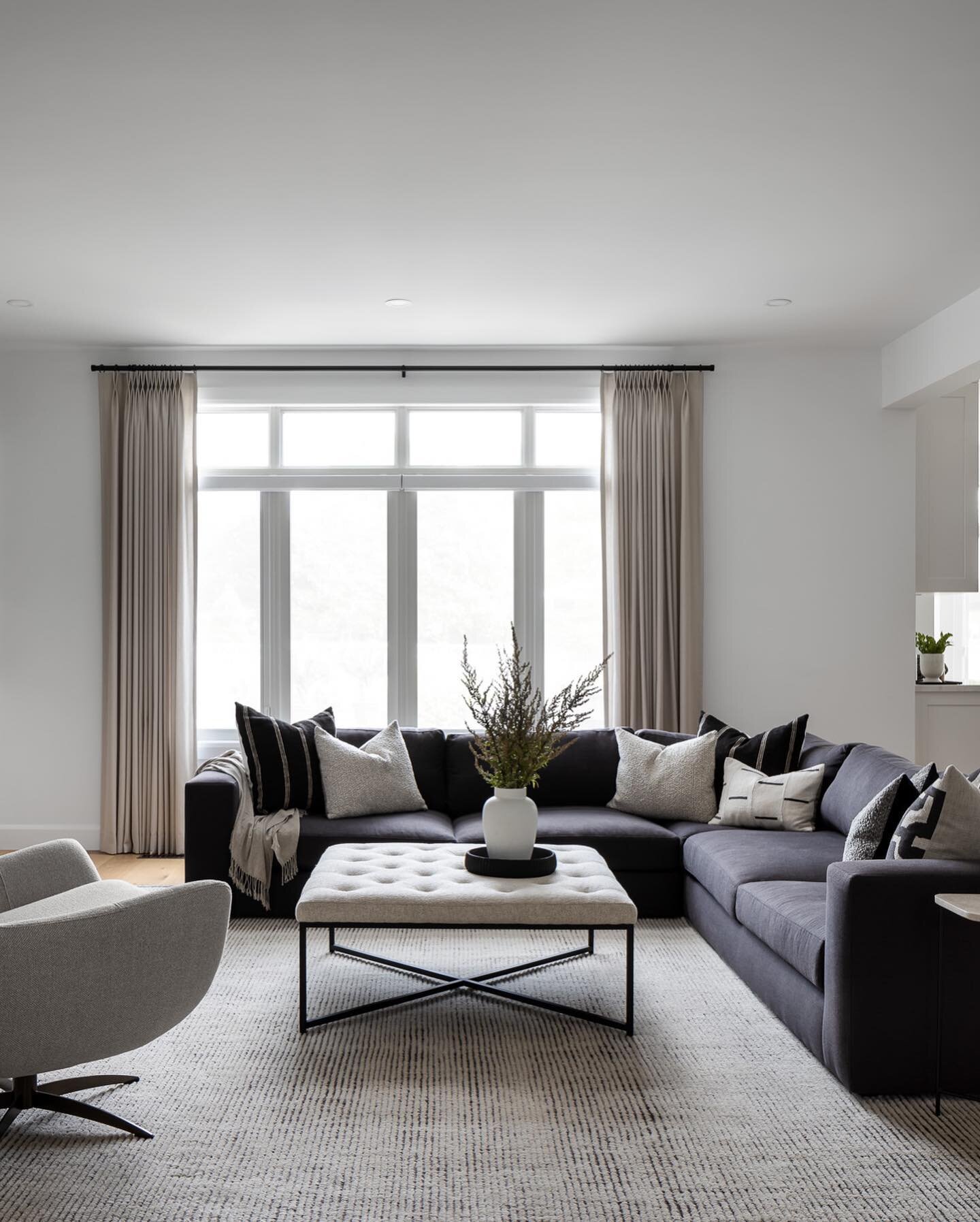 It&rsquo;s no secret that we love a good neutral, high contrast palette and this space displays it beautifully 

Design: @studio.moffatt
Photography: @swizzler

#interiordesign 
#interiordesigner
#interiordesignideas
 #interiordecorideas
#interiorsty