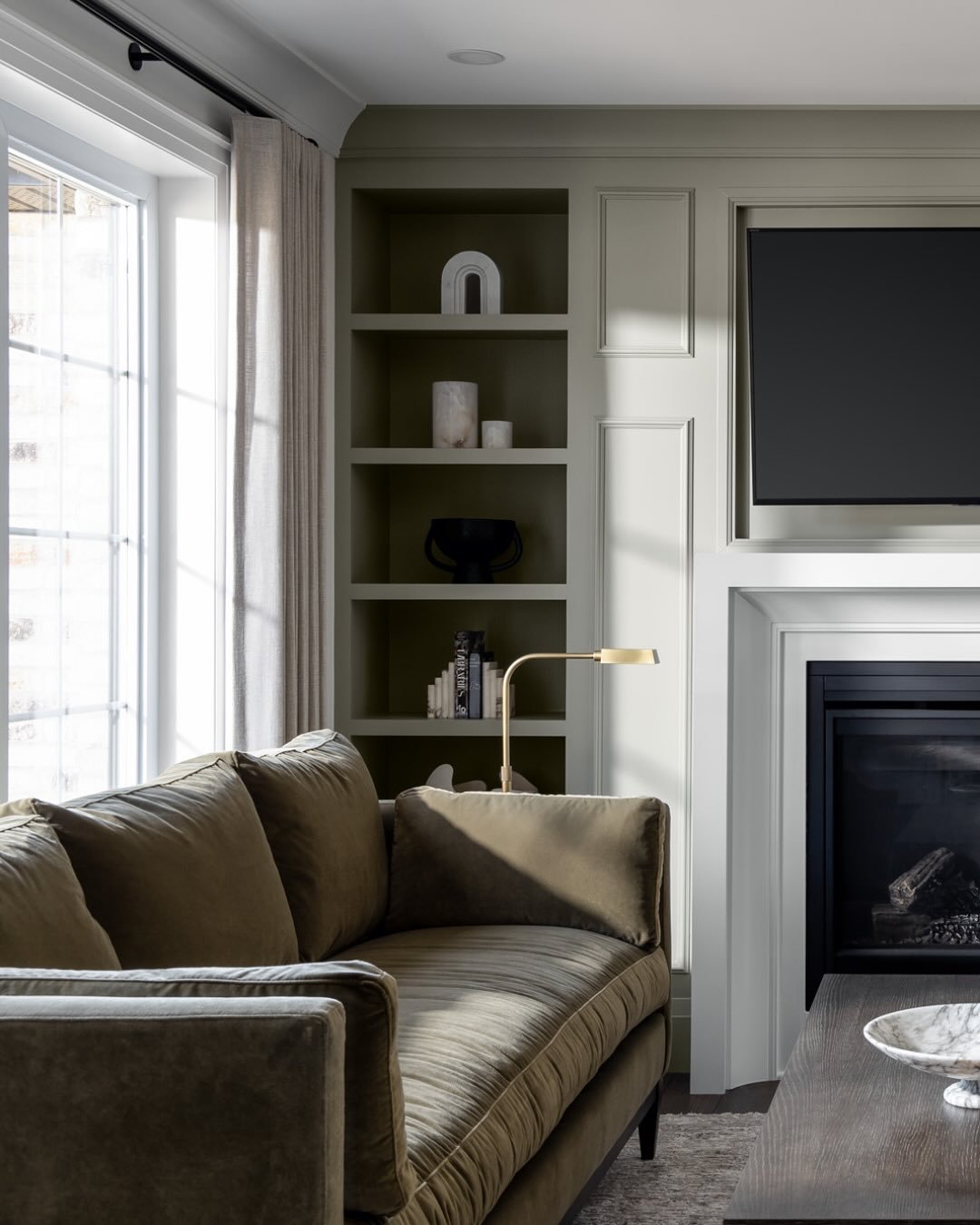 Sophisticated, cozy and 100% approved for the four-legged residence. Can you spot our furry friend in the last picture? 👀

Photography: @swizzler 

#interiordesign 
#interiordecoration 
#homedecorating