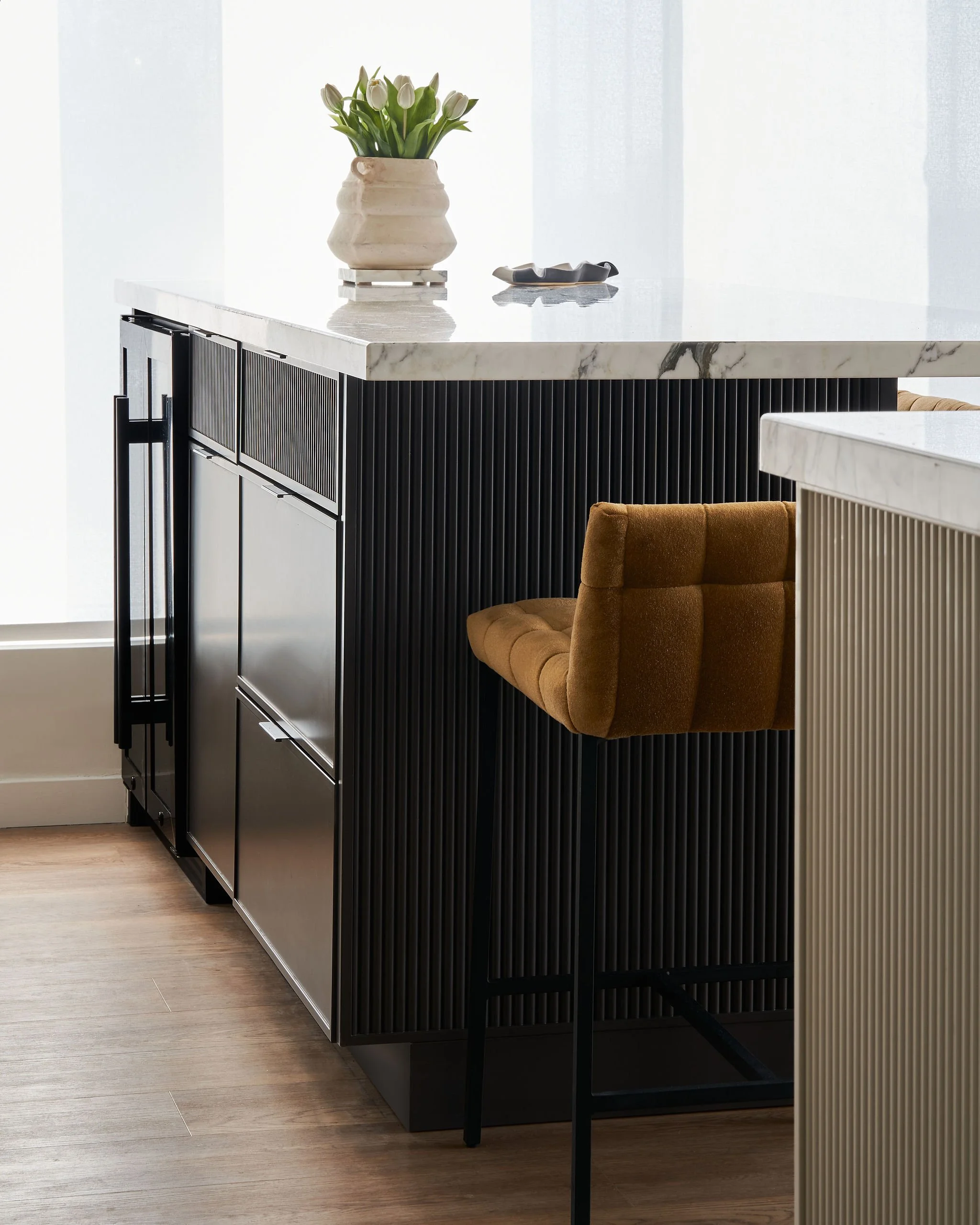 Arabescato Vagli Marble sits on a custom black reeded island
