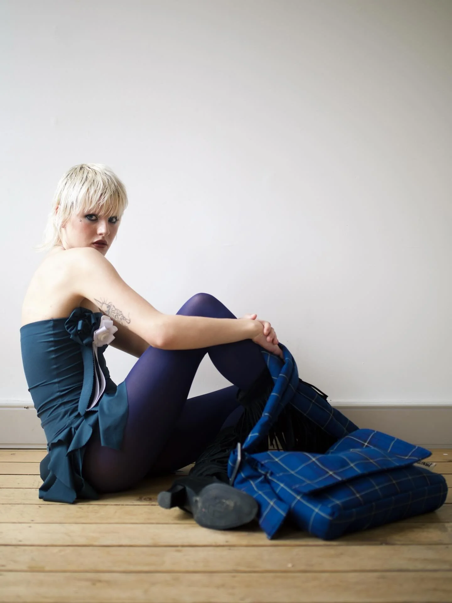 A gorg shoot with Paige and Olive a few weeks ago - such a fun project to make and style a bunch of sample/one-off pieces to match with @clingy_bags new styles.
Also styled alongside @kremelta 's stunning knit work! 

Photography: @paigejessiephoto 
