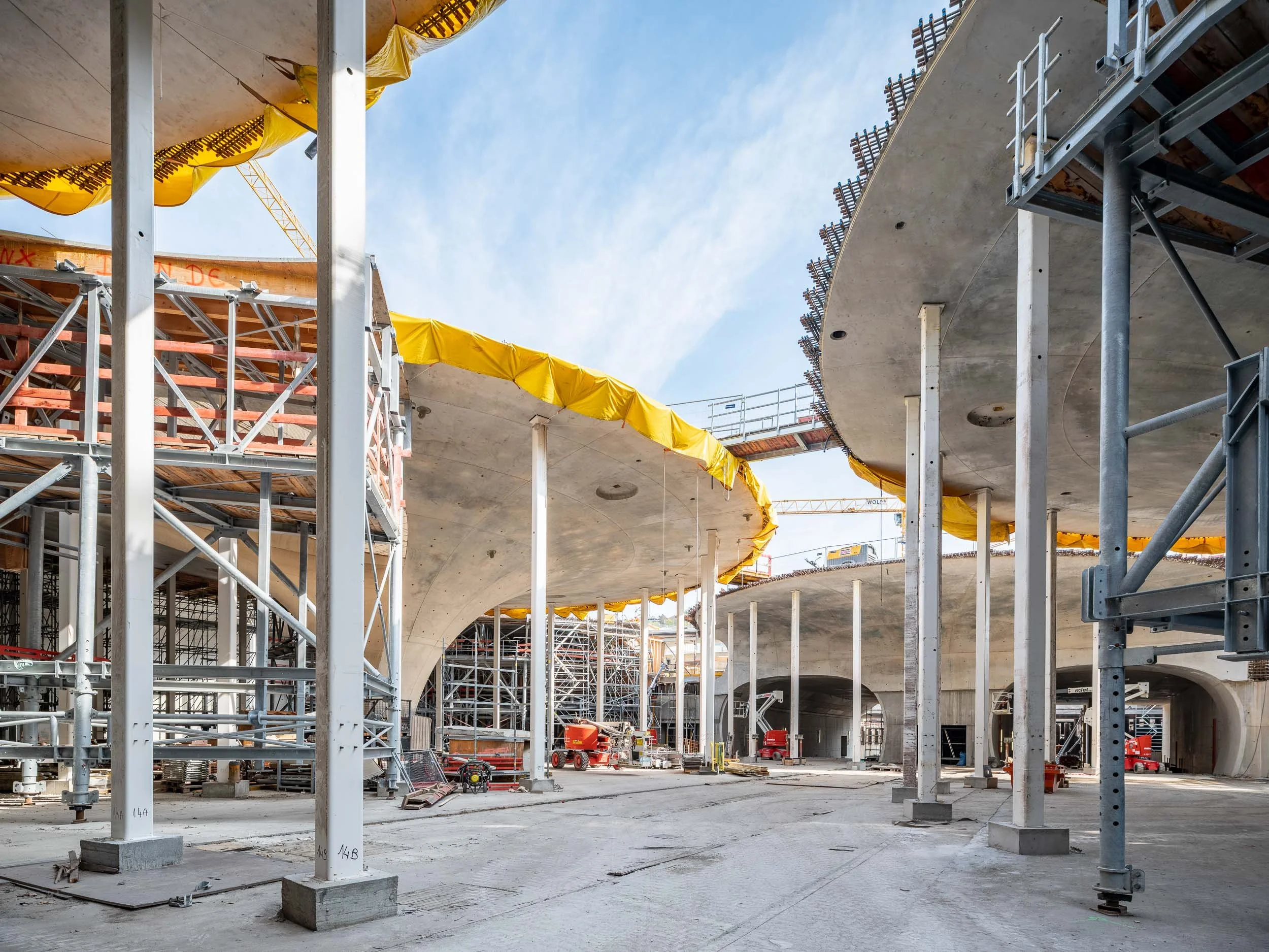 Baudokumentation von Stuttgart 21 im Rohbau mit Betonstützen und entstehenden Kelchstützen