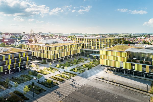 Drohnenaufnahme der Rems-Murr-Kliniken in Winnenden mit Gebäuden und Außenanlagen