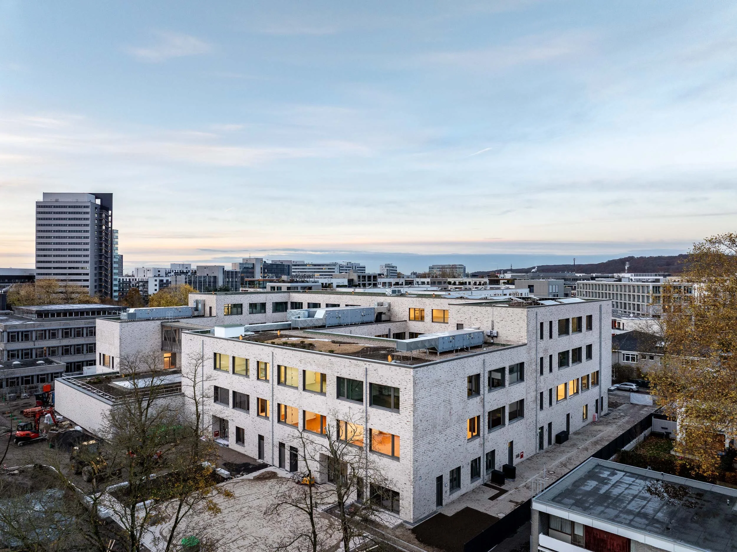 Drohnenaufnahme des Bauprojekts Thomas-Edison-Schule in Düsseldorf zur Dokumentation von Baufortschritt und räumlichem Kontext