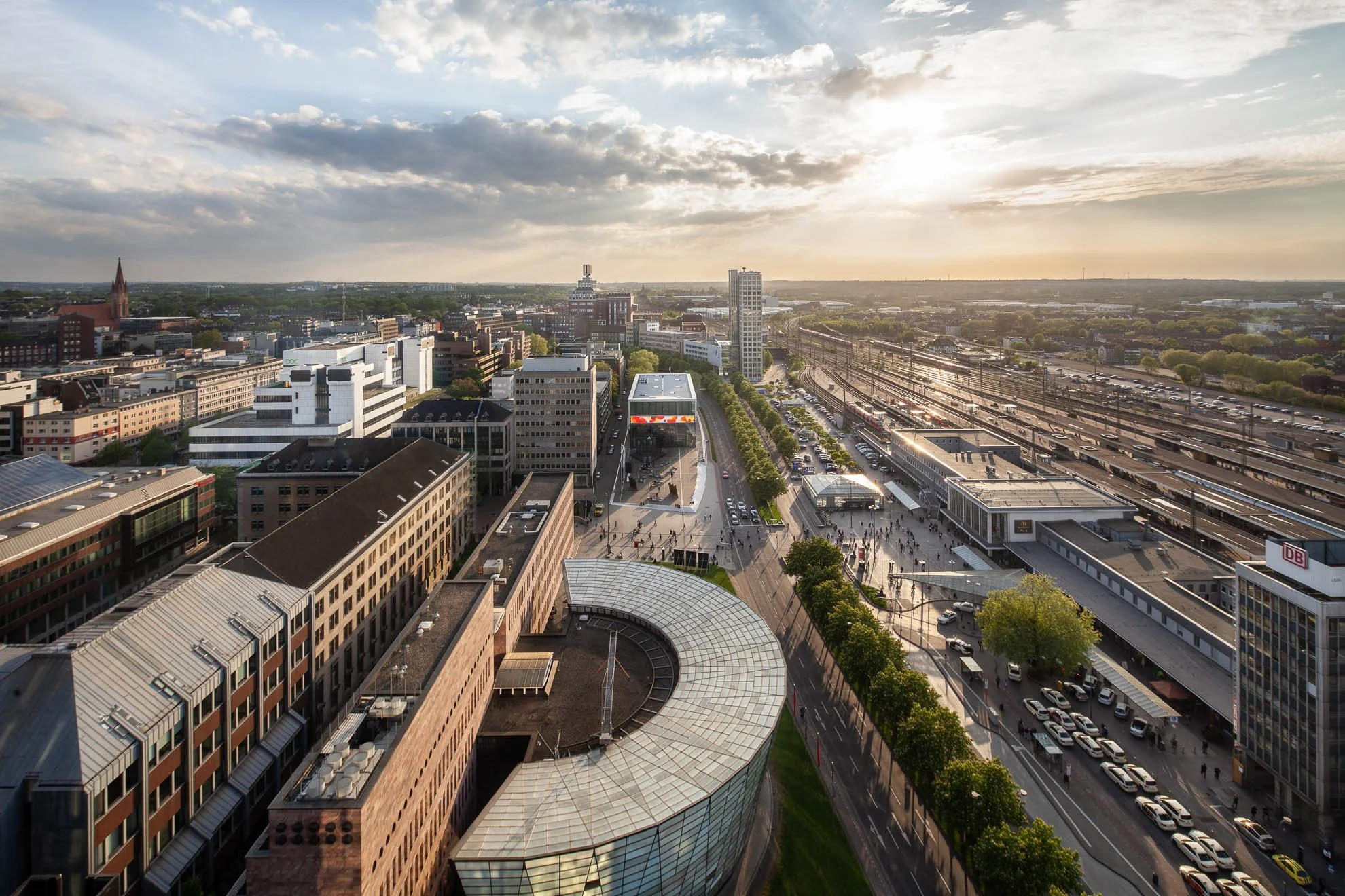 Luftaufnahme eines innerstädtischen Quartiers mit Bahnhof und Gleisanlagen