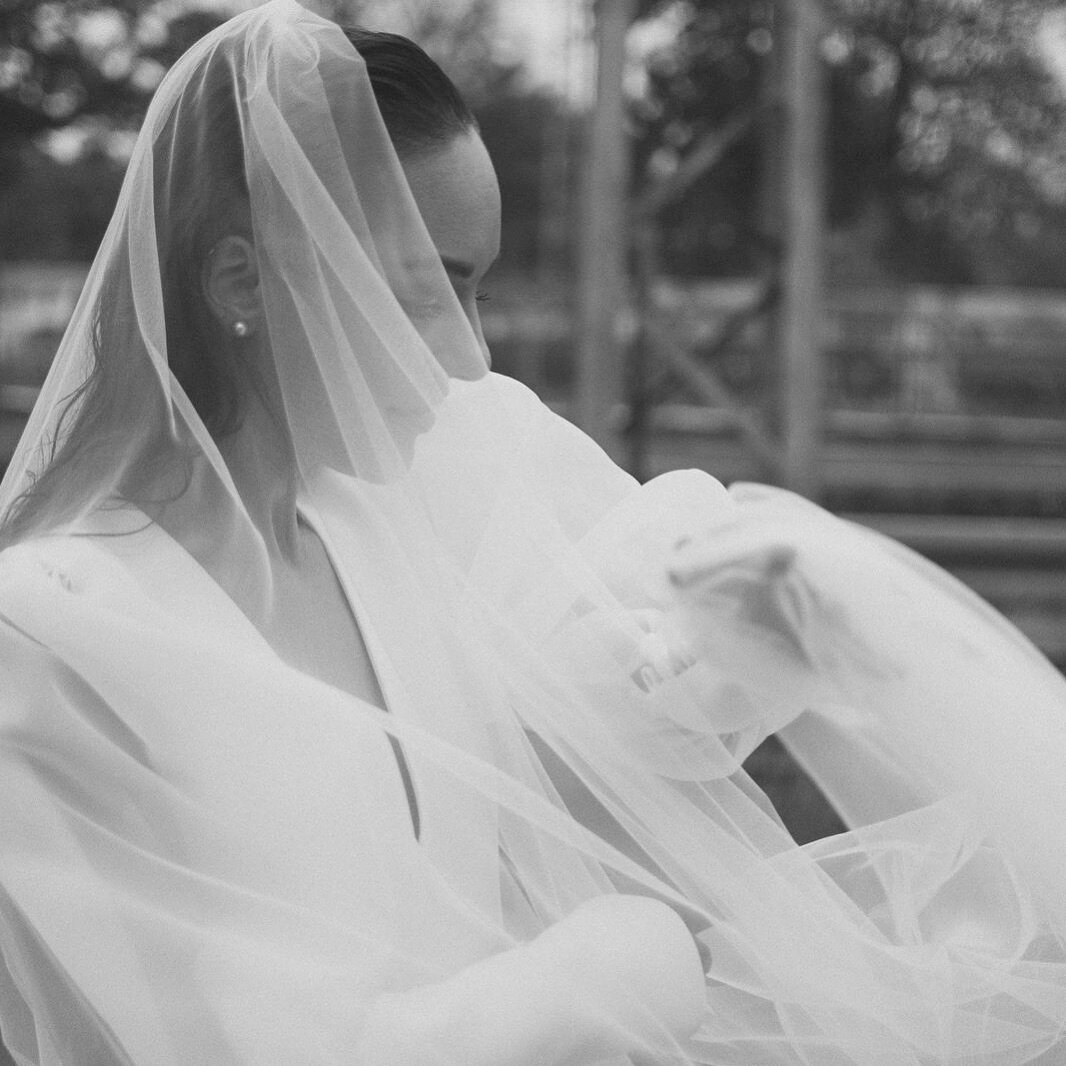 Windy. 2022. 

Kleid &amp; Tasche: @clara_wengel_brautmoden 
H&amp;M: @tine.fischer 
Model: @eileen.van.hell 

#hochzeitsinspiration #altesrathausbonn #standesamtbonn #standesamtrheinbach #standesamtk&ouml;nigswinter

Bist du ein Schleier - Fan?
