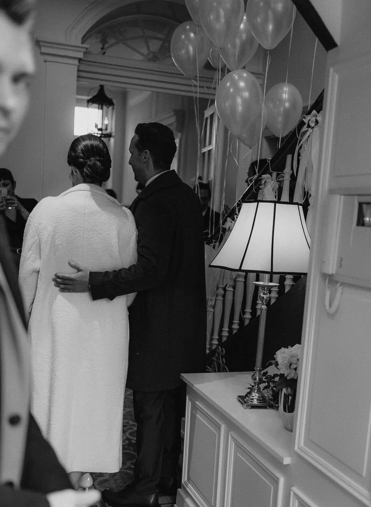 Ungestellte Hochzeitsreportage in Bonn – Brautpaar mit Ballons im Foyer, aufgenommen in zeitloser Schwarz-Weiß-Ästhetik.