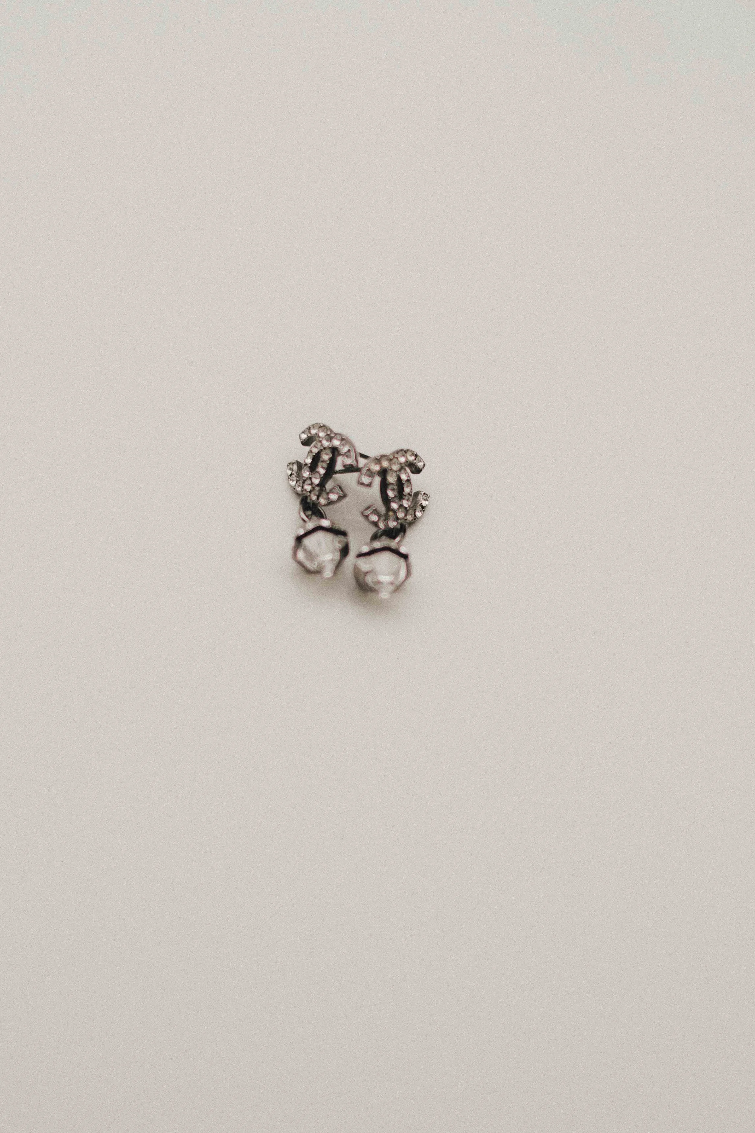 Elegante Chanel-Ohrstecker als luxuriöses Hochzeitsdetail beim Getting Ready in Bonn – stilvolle Schmuckinspiration für die Braut.