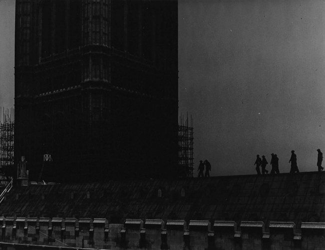 thehymancollection-bill-brandt-fire-guards-patrol-the-roof-of-the-houses-of-parliament-1942.jpg