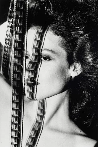 helmutnewton-2022_PAR_21071_0105_000(helmut_newton_sigourney_weaver_los_angeles_1983102526).jpg