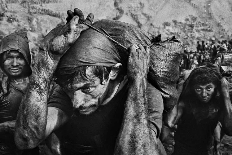 sebasiaosalgado-Gold-mine-of-Serra-Pelada.-Pará-Brazil-1986_Silver-gelatin-print_40-x-50-cm-16-x-20-in._copyright-Sebastião-Salgado-1024x684.jpg
