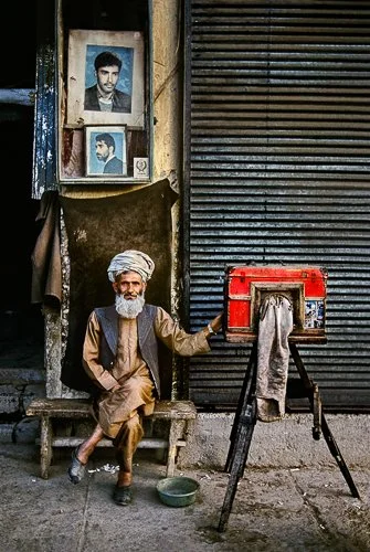stevemccurry-Portrait-Photographer-Afghanistan-1992-by-Steve-Mccurry-C400090.jpg