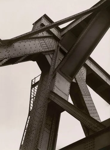albertrengerpatzsch-albert-renger-patzsch-ein-knotenpunkt-der-fachwerkbrucc88cke-duisburg-hochfeld-1928-web.jpg