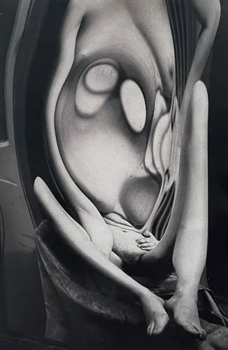 andrekertesz-jacksonfineart-andr-kert-sz-distortion-117-1933.jpg