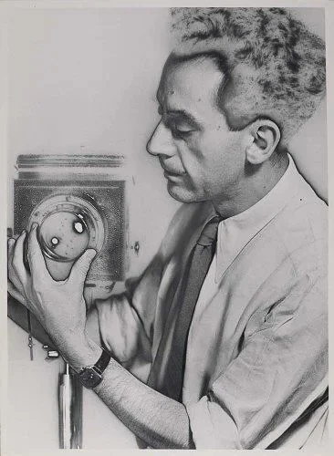 manray-Self+portrait+with+camera+-+1932.jpg
