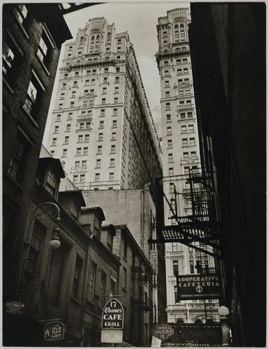 bereniceabbott-vista-thames-street-no-22-man_1938_aware_women-artists_-artistes-femmes-1151x1500.jpg